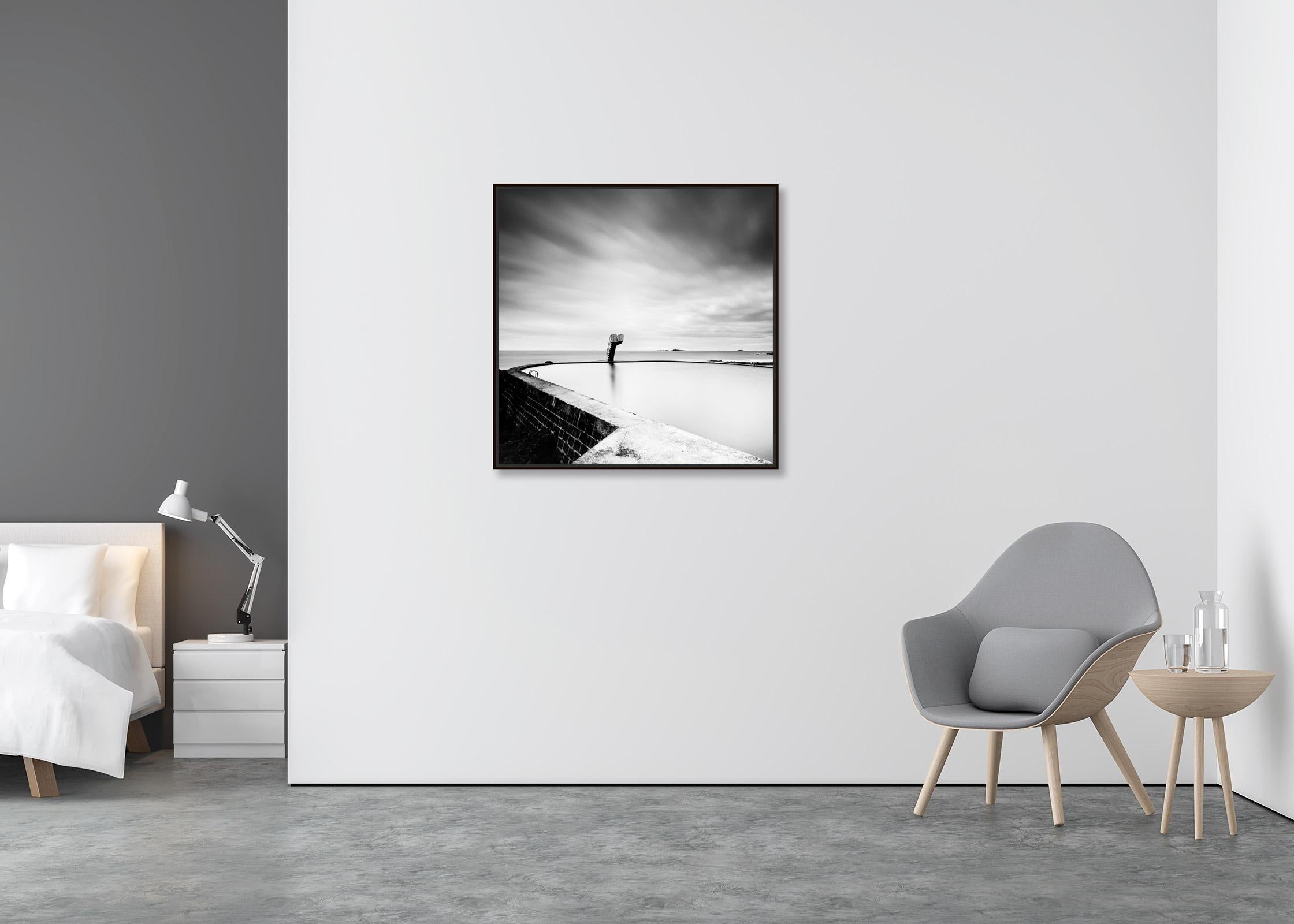 Piscine en bord de mer, Océan Atlantique, photographie noir et blanc, paysage marin, paysage. - Contemporain Photograph par Gerald Berghammer