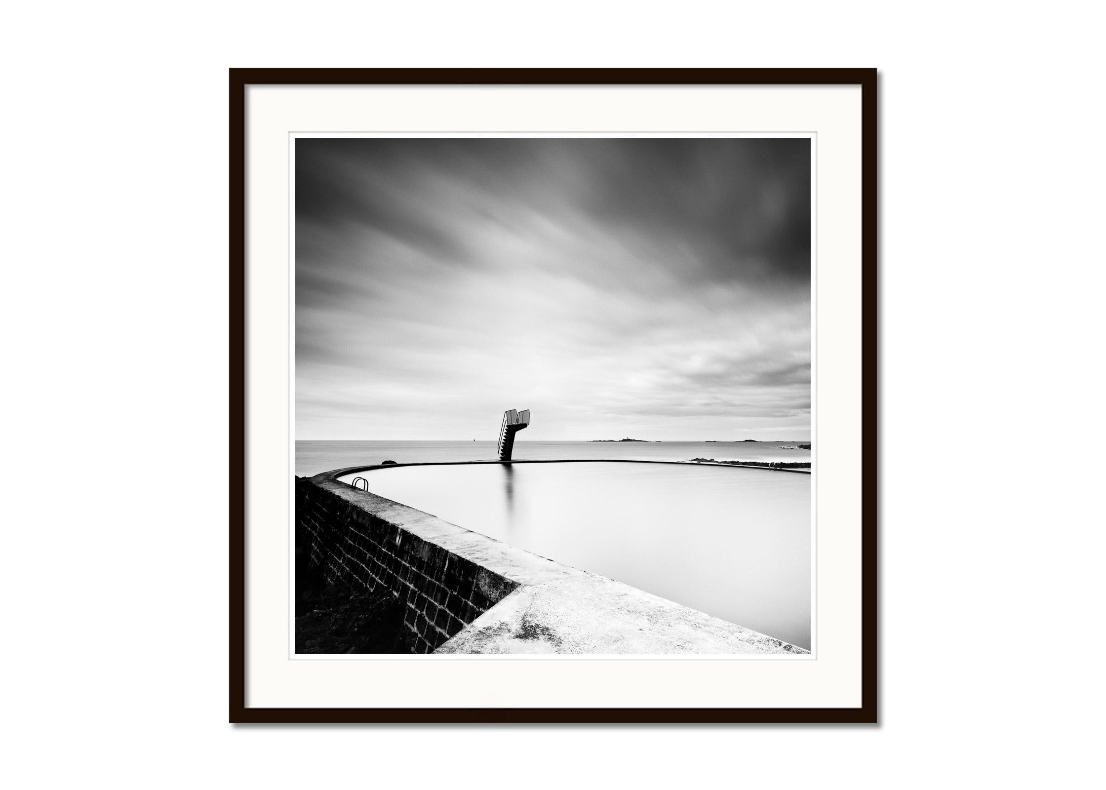 Piscine en bord de mer, Océan Atlantique, photographie noir et blanc, paysage marin, paysage. - Gris Black and White Photograph par Gerald Berghammer