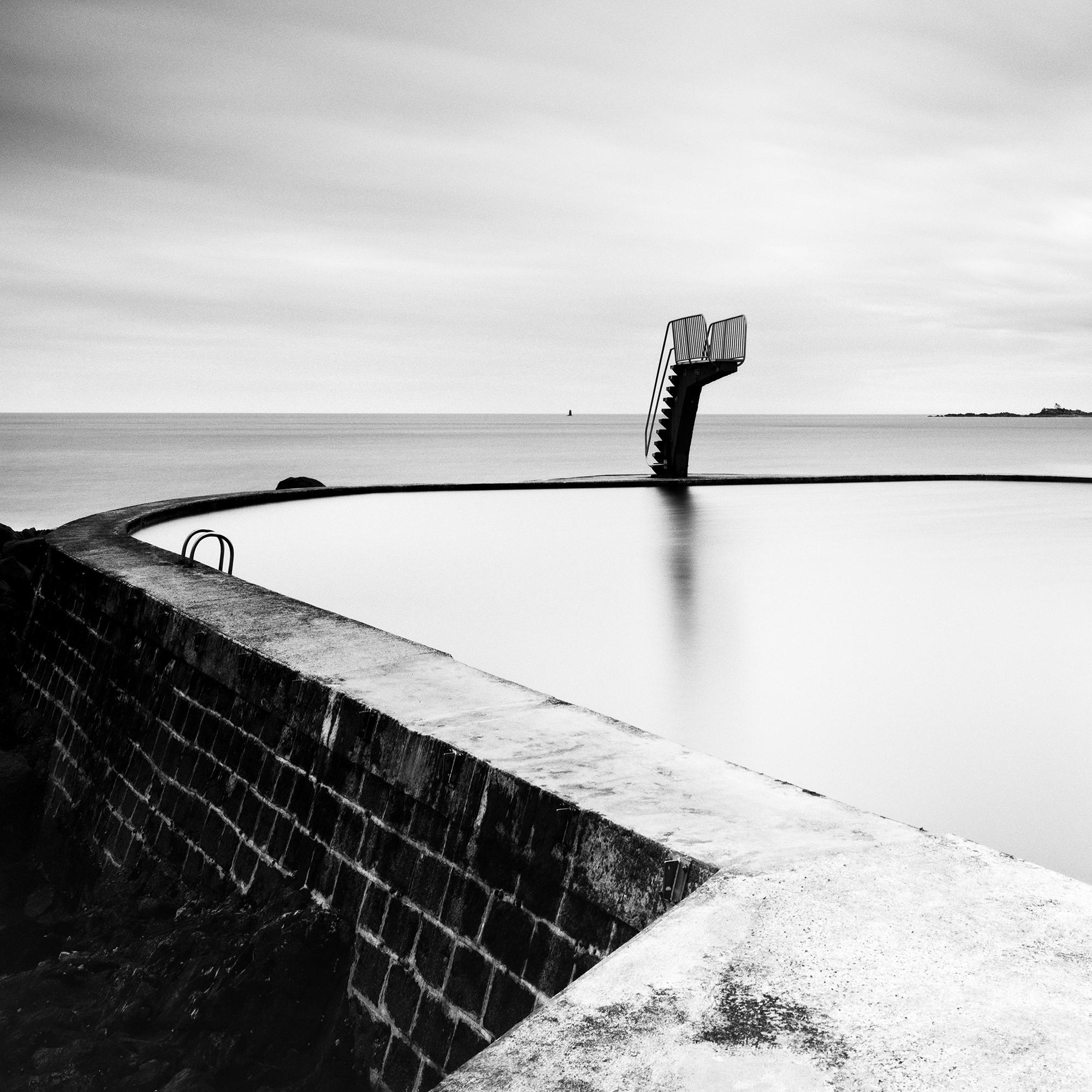 Piscine en bord de mer, Océan Atlantique, photographie noir et blanc, paysage marin, paysage. en vente 3