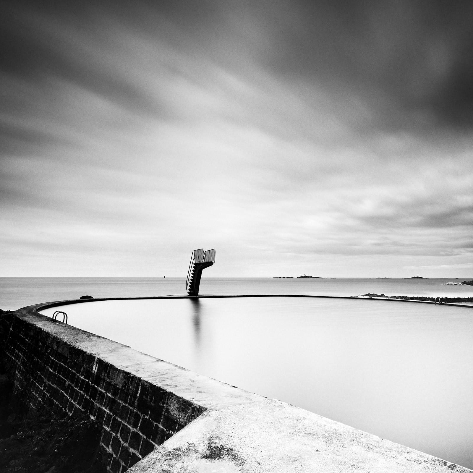 Black and White Photograph Gerald Berghammer - Piscine en bord de mer, Océan Atlantique, photographie noir et blanc, paysage marin, paysage.