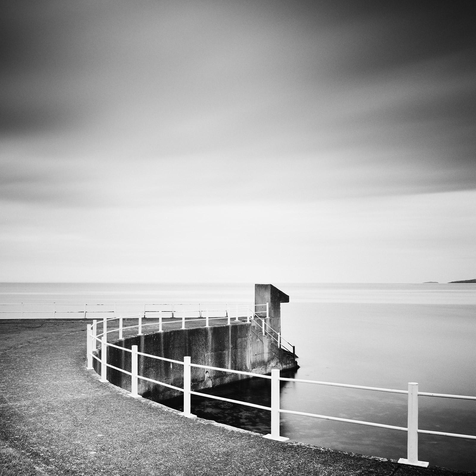 Meereslandschaft, Promenade, Irland, Schwarz-Weiß-Wasserlandschaftsfotografie