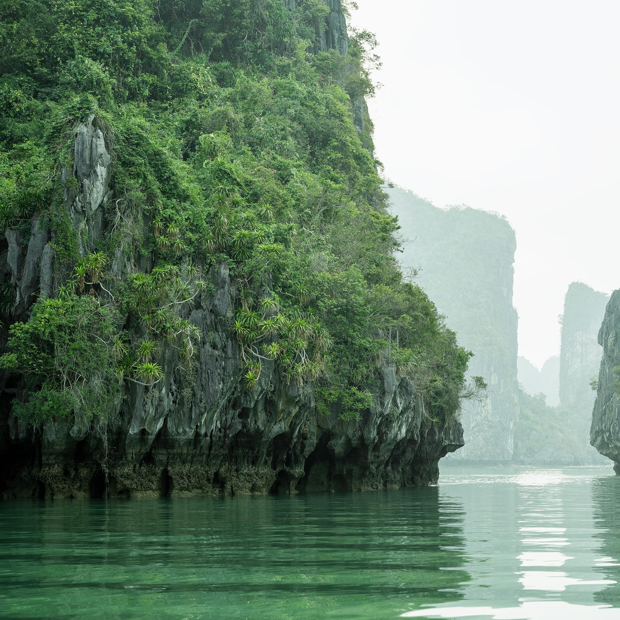 Panorama du canyon d'eau de mer, falaises vertes, baie de La Hong - photographie de paysages marins en vente 5