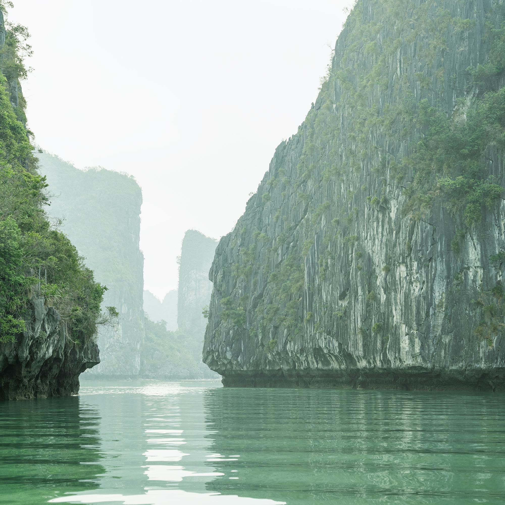 Panorama du canyon d'eau de mer, falaises vertes, baie de La Hong - photographie de paysages marins en vente 6