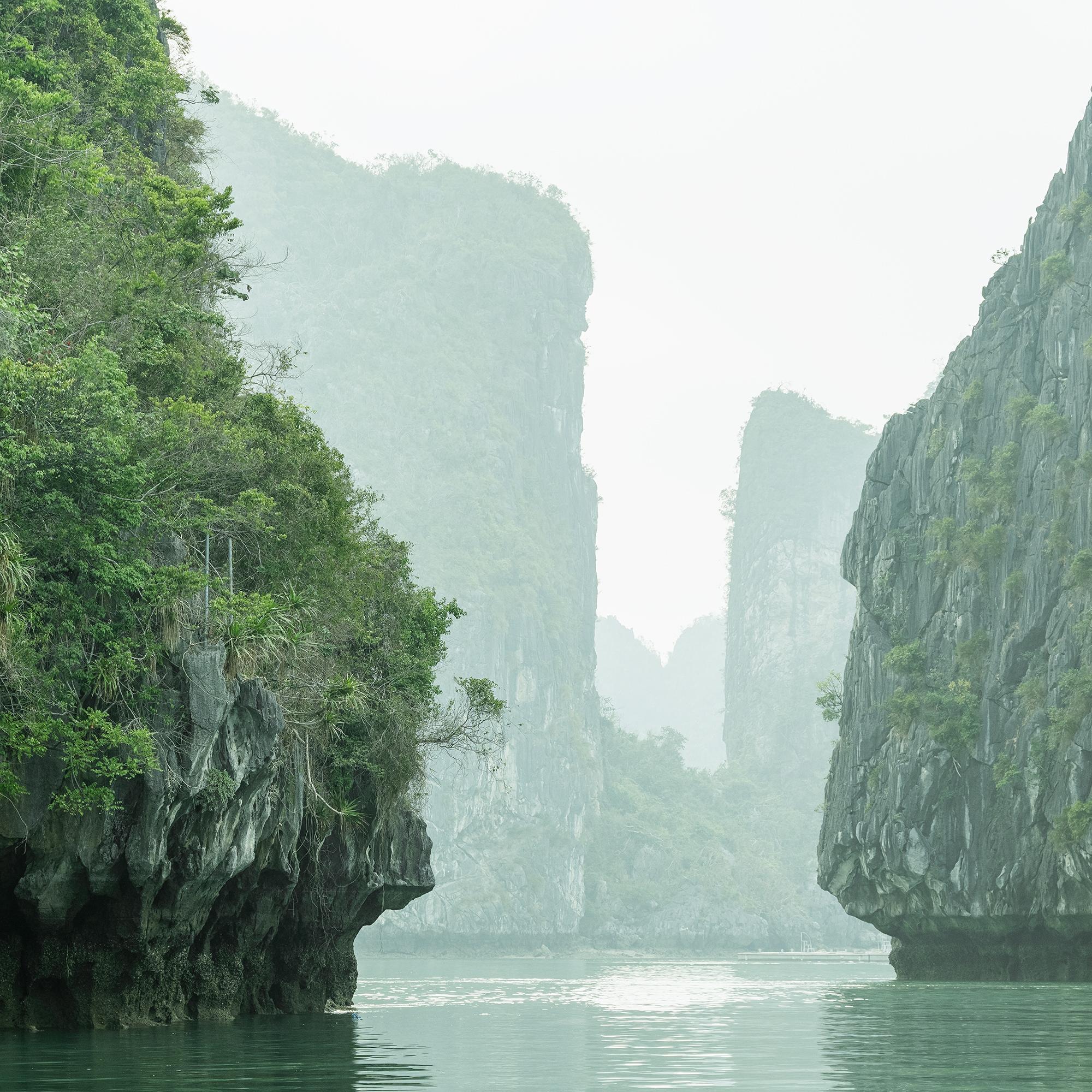 Panorama du canyon d'eau de mer, falaises vertes, baie de La Hong - photographie de paysages marins en vente 7