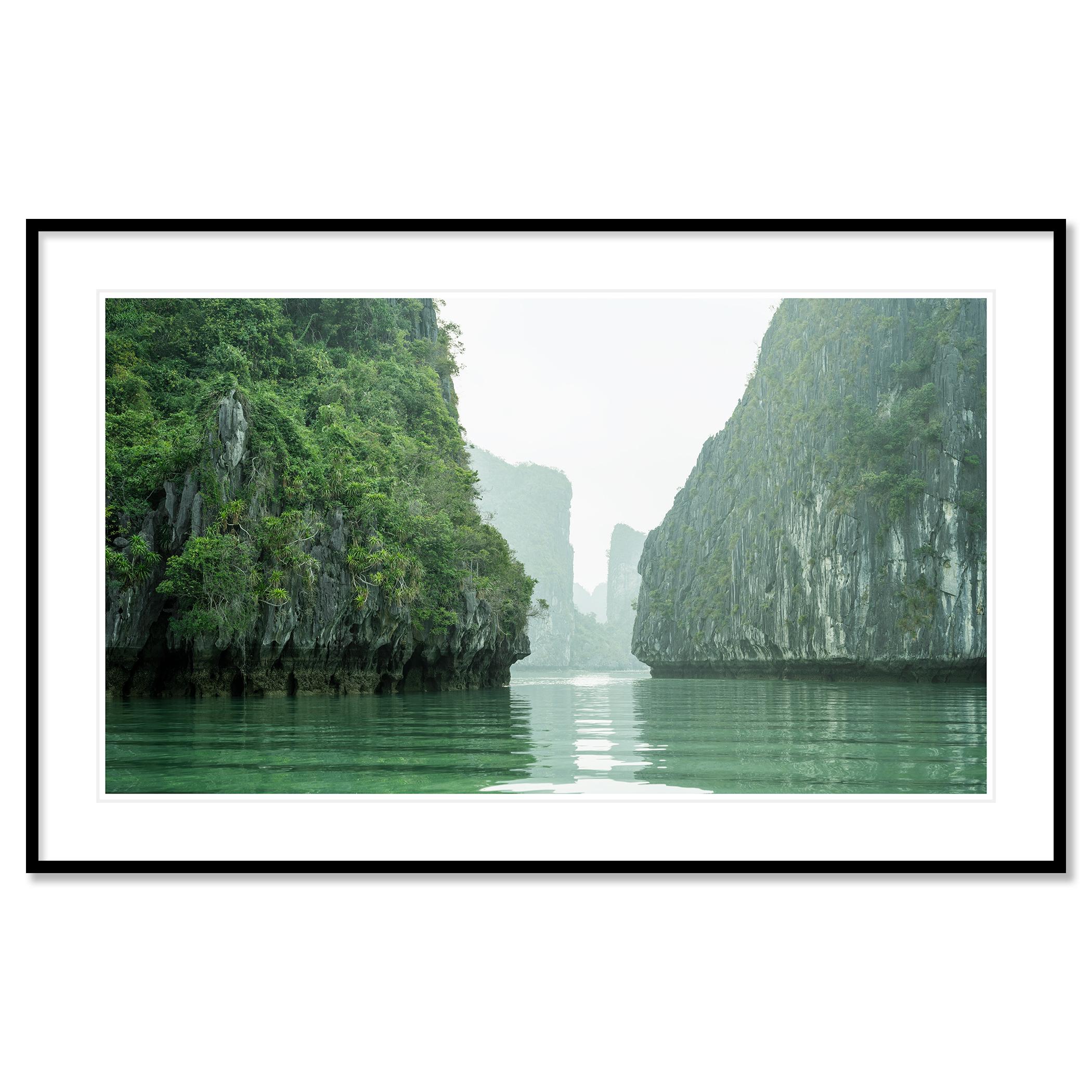 Panorama du canyon d'eau de mer, falaises vertes, baie de La Hong - photographie de paysages marins en vente 1