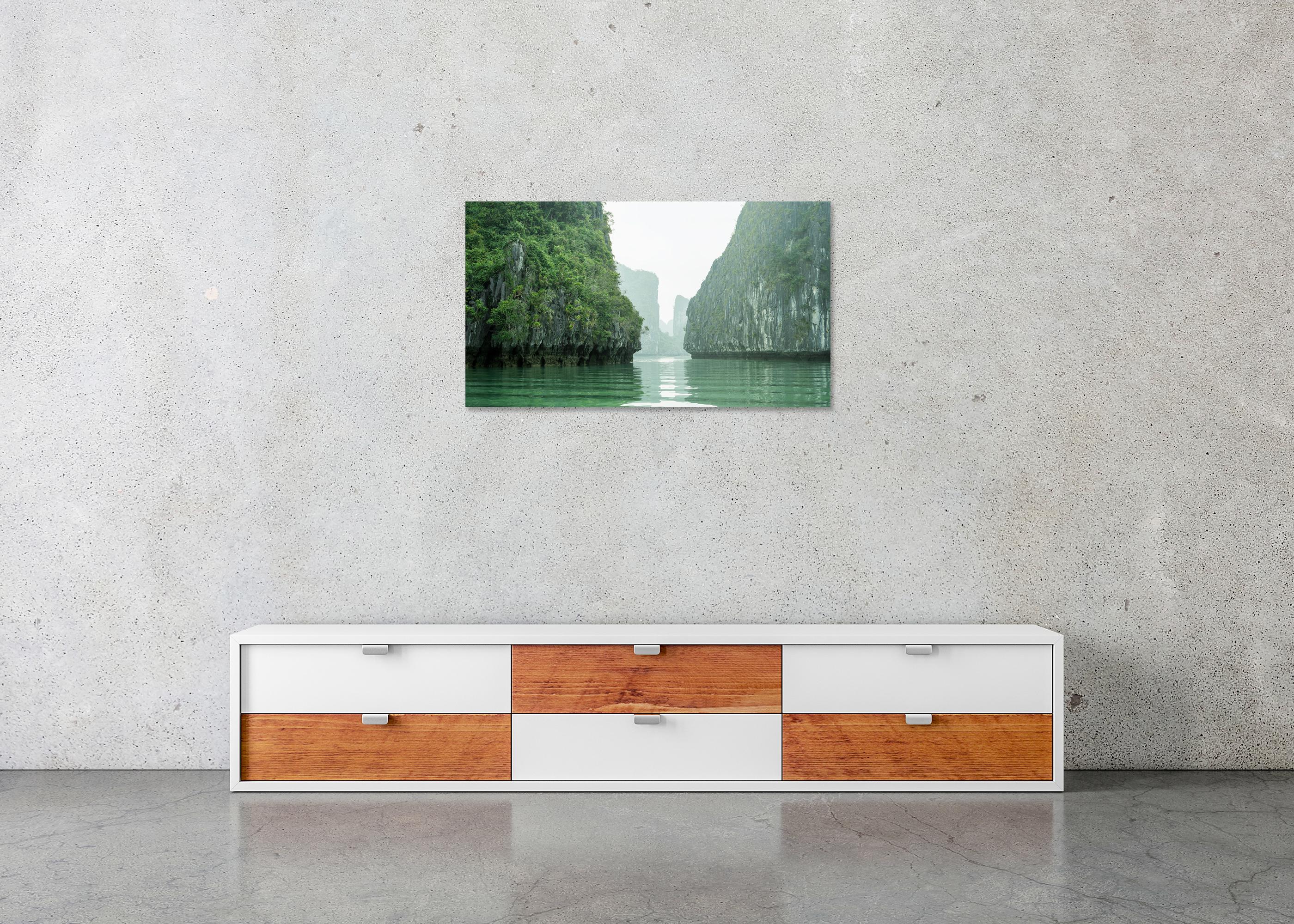 Panorama du canyon d'eau de mer, falaises vertes, baie de La Hong - photographie de paysages marins en vente 4