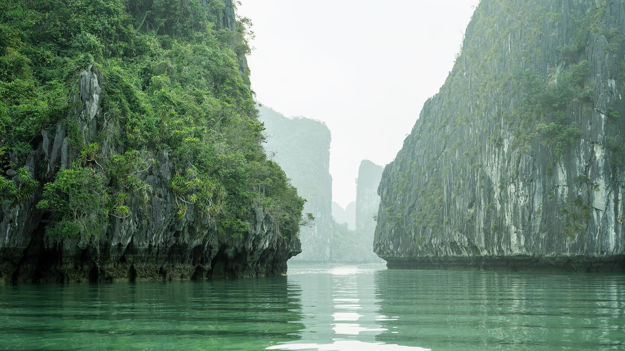 Landscape Photograph Gerald Berghammer - Panorama du canyon d'eau de mer, falaises vertes, baie de La Hong - photographie de paysages marins
