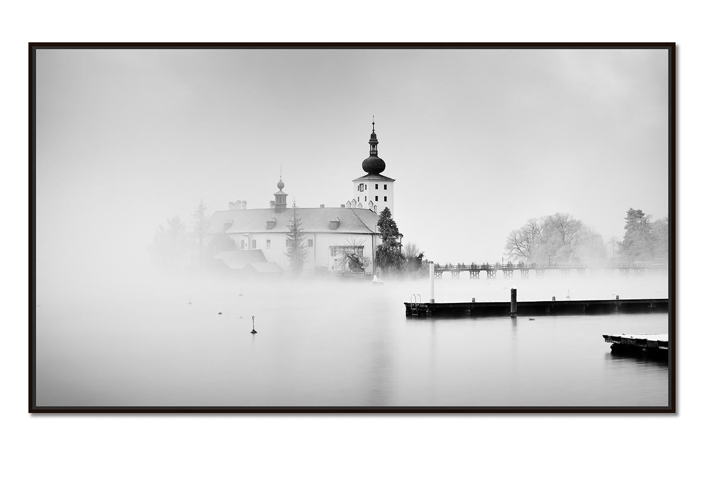 Seeschloss Ort, Schwarz-Weiß-Fotografie, Langzeitbelichtung, limitierte Auflage – Photograph von Gerald Berghammer