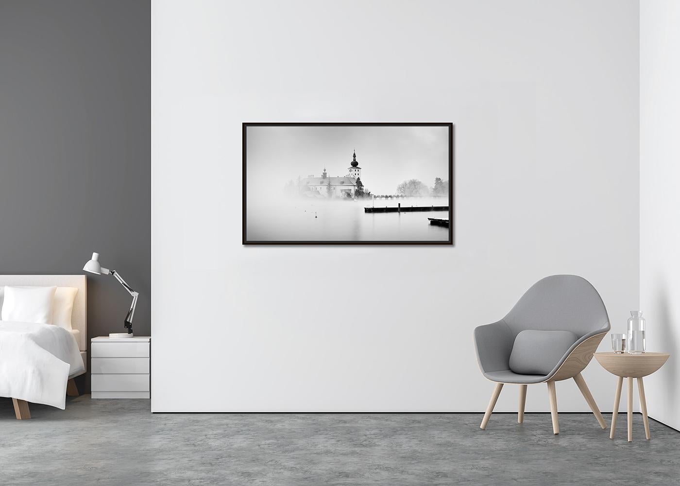 Seeschloss Ort, Schwarz-Weiß-Fotografie, Langzeitbelichtung, limitierte Auflage (Zeitgenössisch), Photograph, von Gerald Berghammer