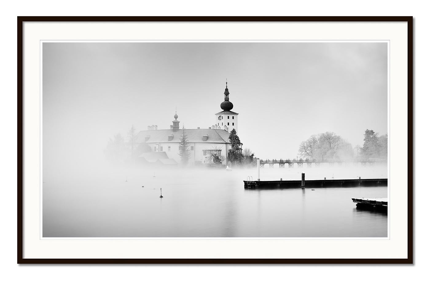 Seeschloss Ort, Schwarz-Weiß-Fotografie, Langzeitbelichtung, limitierte Auflage (Grau), Landscape Photograph, von Gerald Berghammer