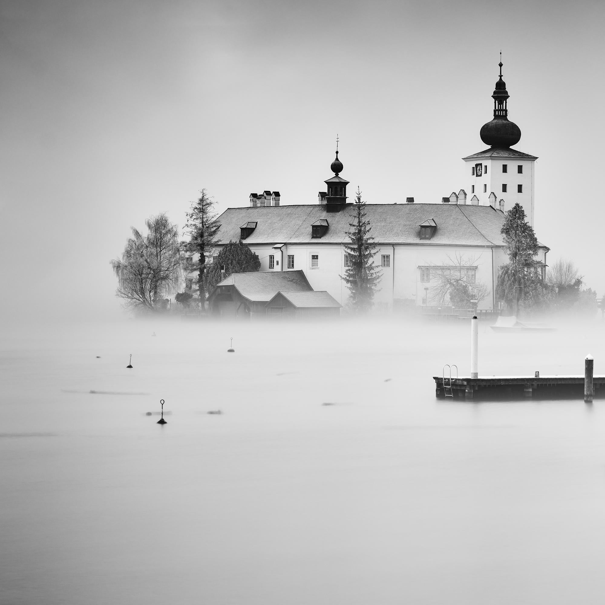 Seeschloss Ort, Gmunden, Österreich, Schwarz-Weiß-Landschaftsfotografie, limitiert im Angebot 5