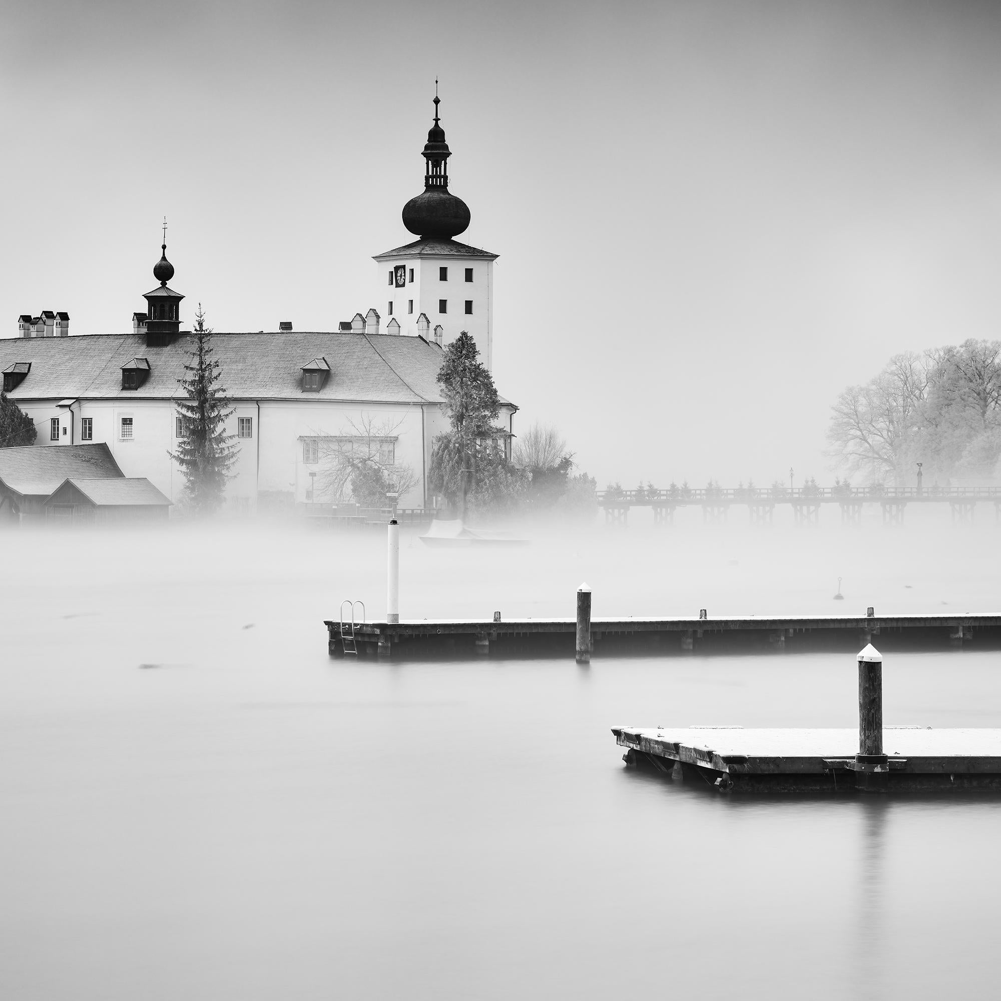 Seeschloss Ort, Gmunden, Österreich, Schwarz-Weiß-Landschaftsfotografie, limitiert im Angebot 6