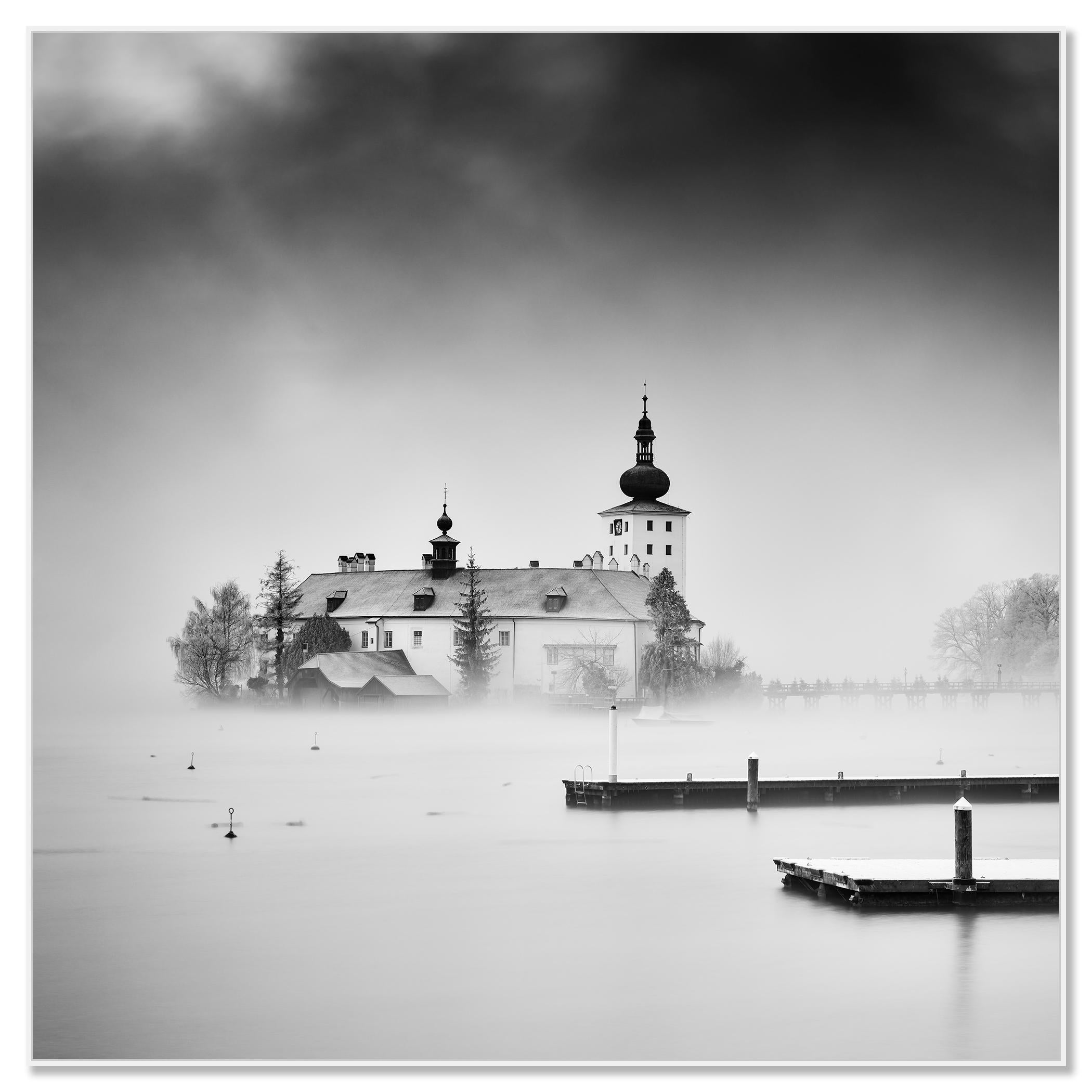 Seeschloss Ort, Gmunden, Österreich, Schwarz-Weiß-Landschaftsfotografie, limitiert – Photograph von Gerald Berghammer