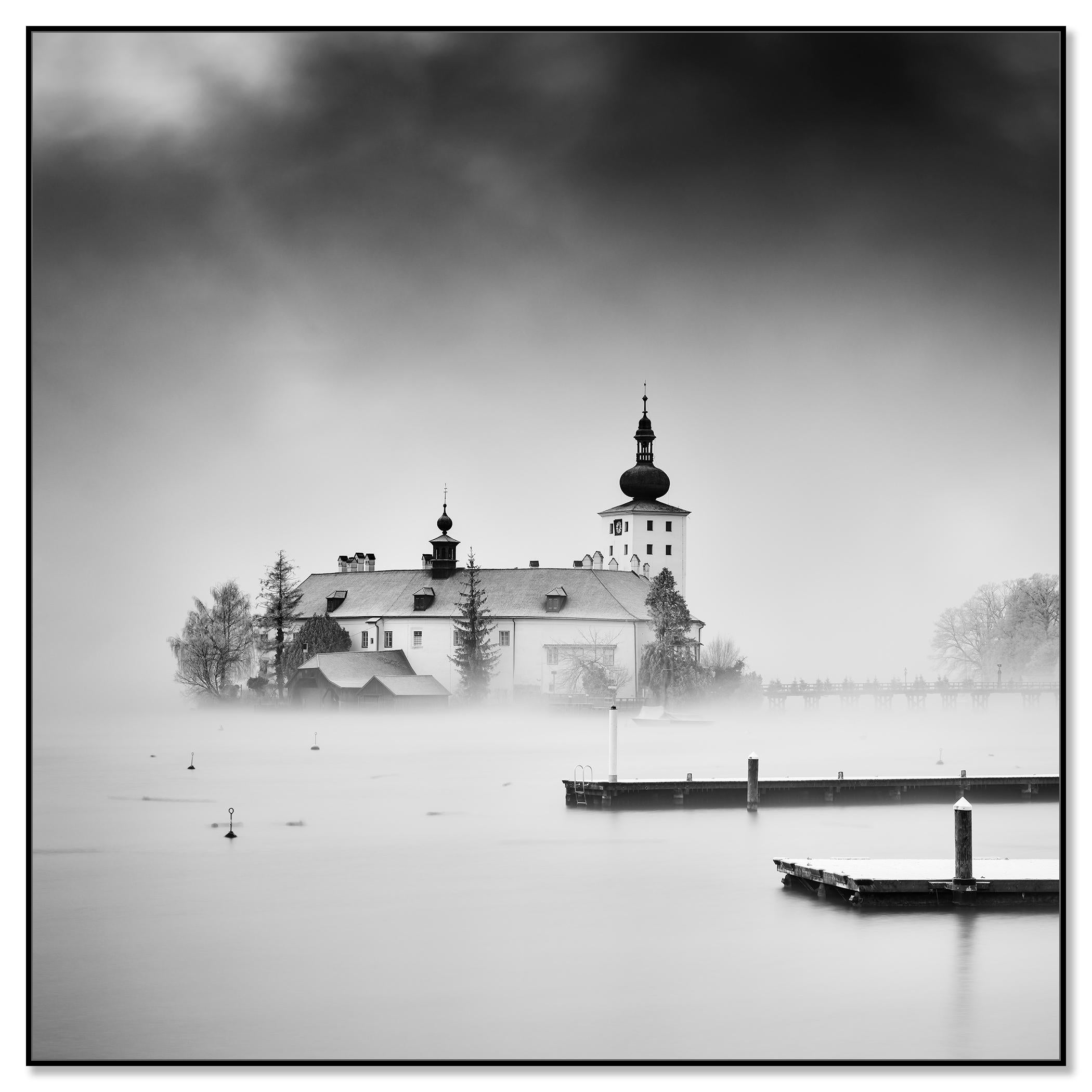 Seeschloss Ort, Gmunden, Österreich, Schwarz-Weiß-Landschaftsfotografie, limitiert (Zeitgenössisch), Photograph, von Gerald Berghammer