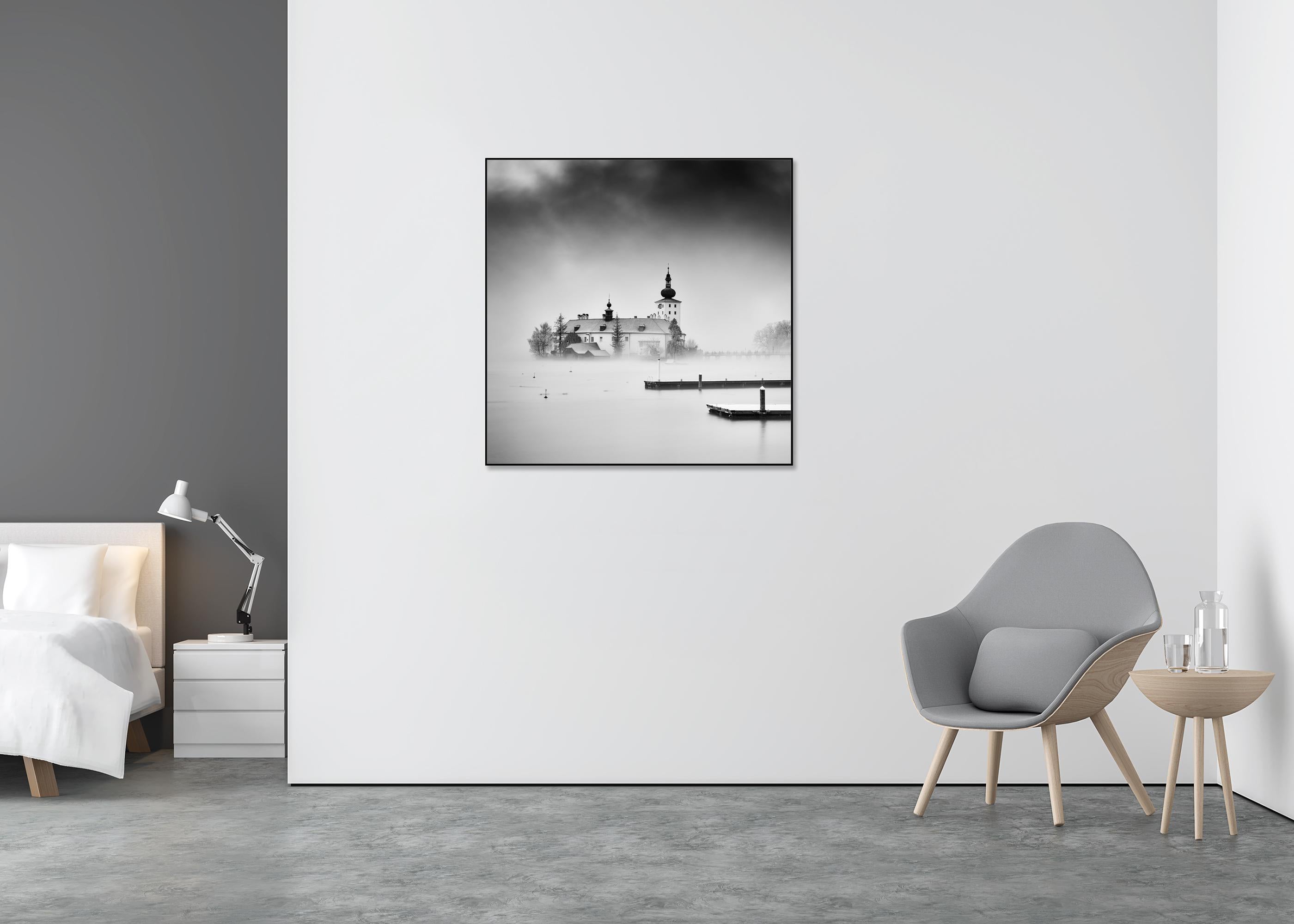 Seeschloss Ort, Gmunden, Österreich, Schwarz-Weiß-Landschaftsfotografie, limitiert (Grau), Landscape Photograph, von Gerald Berghammer