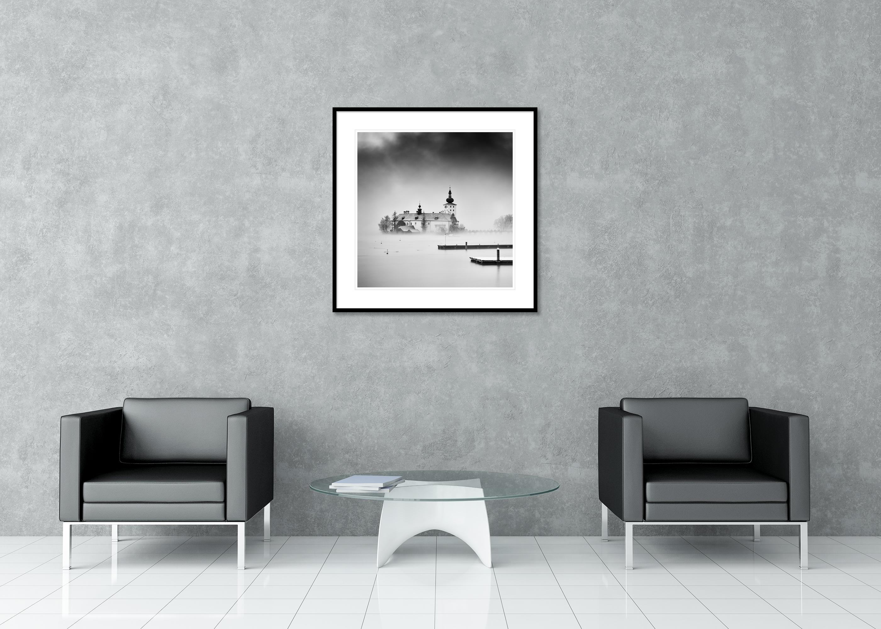 Seeschloss Ort, Gmunden, Österreich, Schwarz-Weiß-Landschaftsfotografie, limitiert im Angebot 2