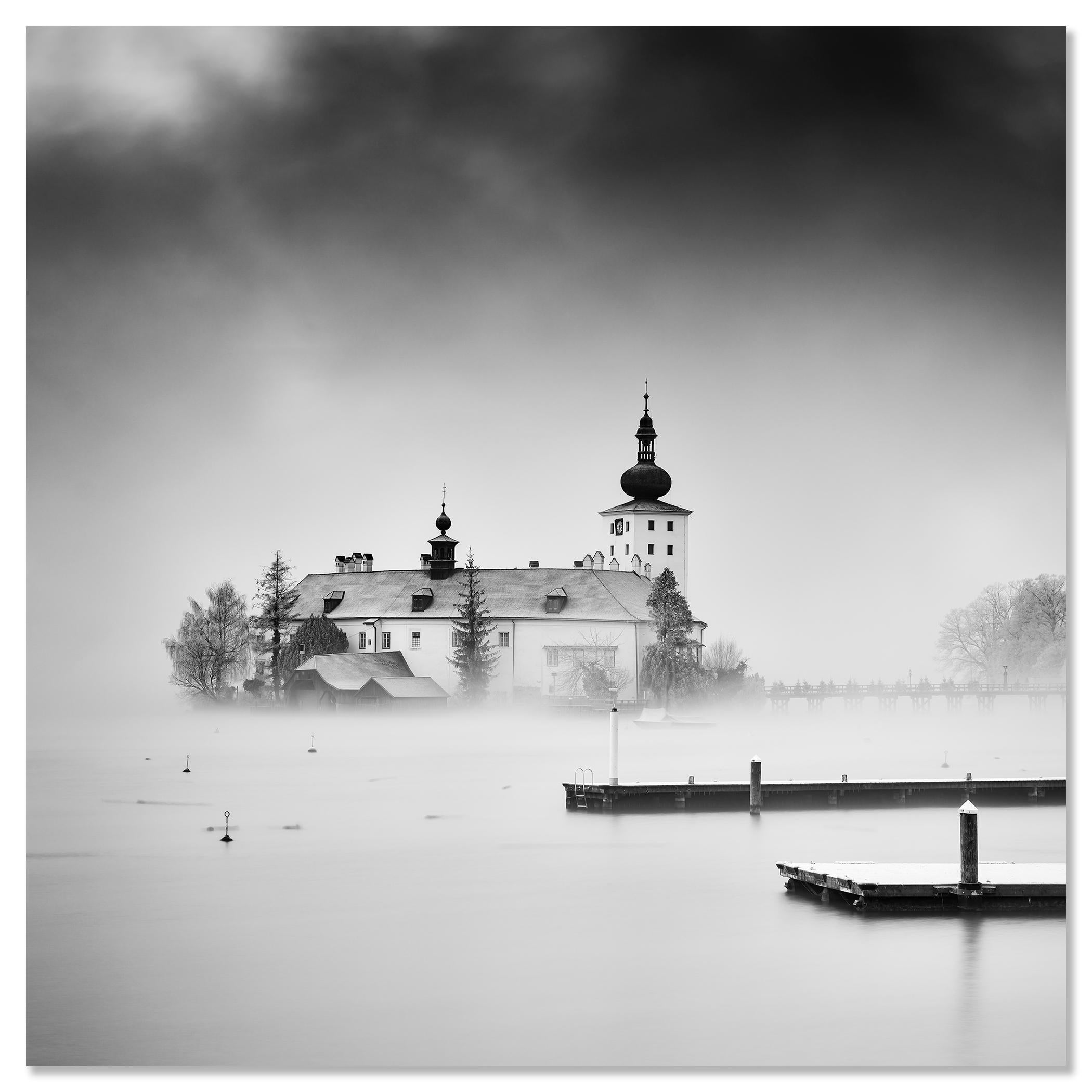 Seeschloss Ort, Gmunden, Österreich, Schwarz-Weiß-Landschaftsfotografie, limitiert im Angebot 3