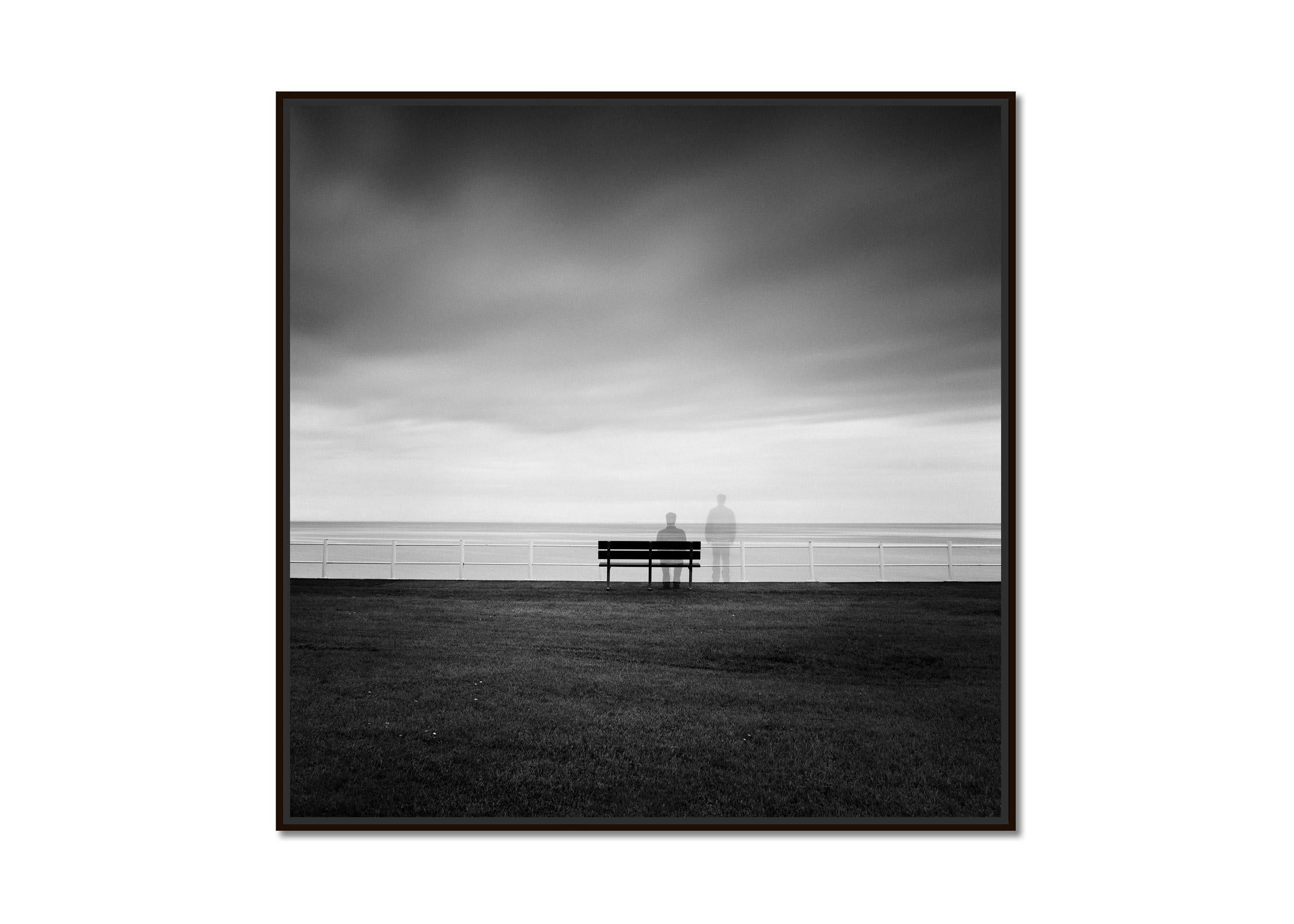 Selbstporträt, Irland, Langzeitbelichtungs-Schwarz-Weiß-Fotografie, Landschaft – Photograph von Gerald Berghammer