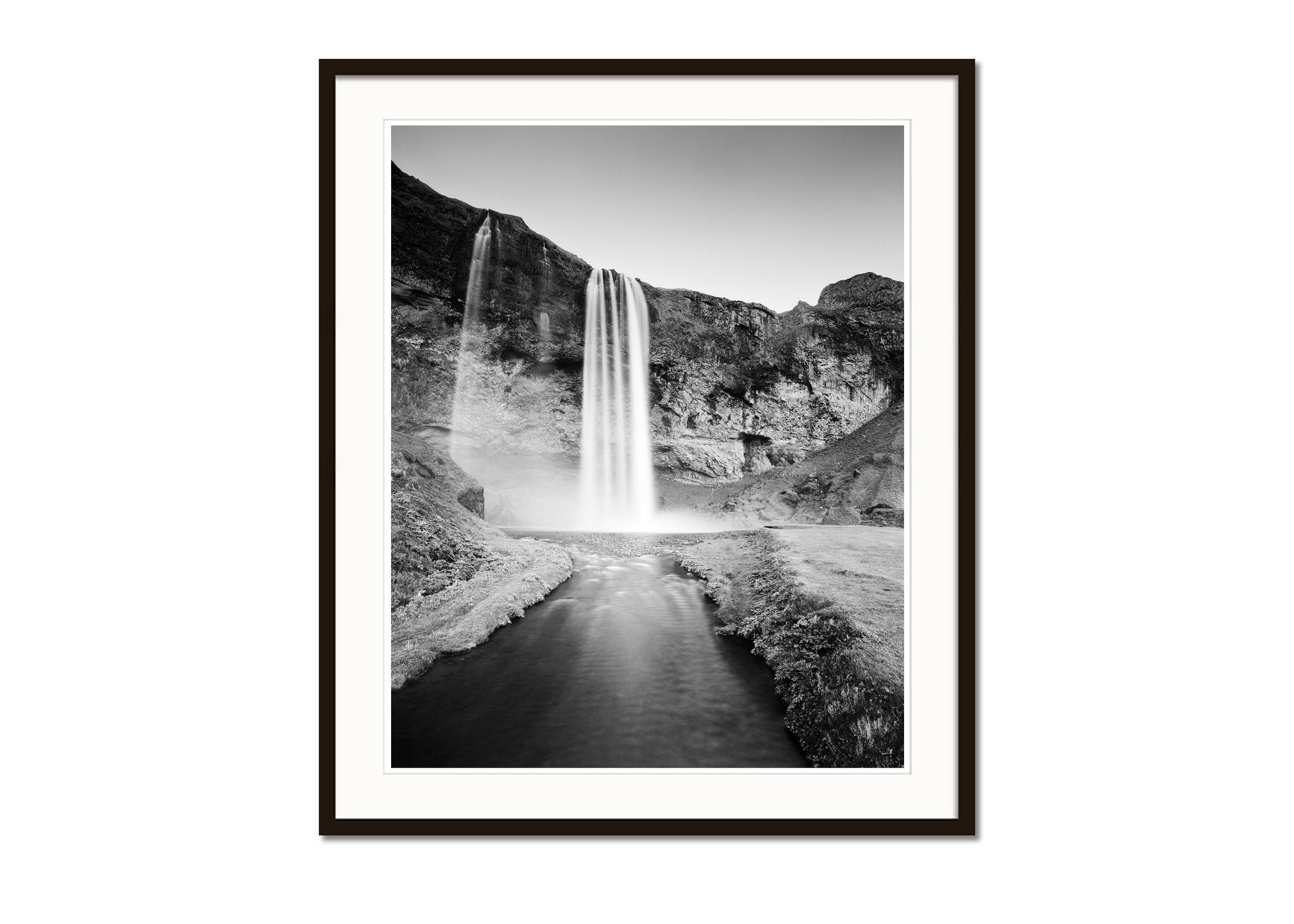 Seljalandsfoss, cascade, Islande, photographie de paysage aquatique en noir et blanc - Gris Black and White Photograph par Gerald Berghammer