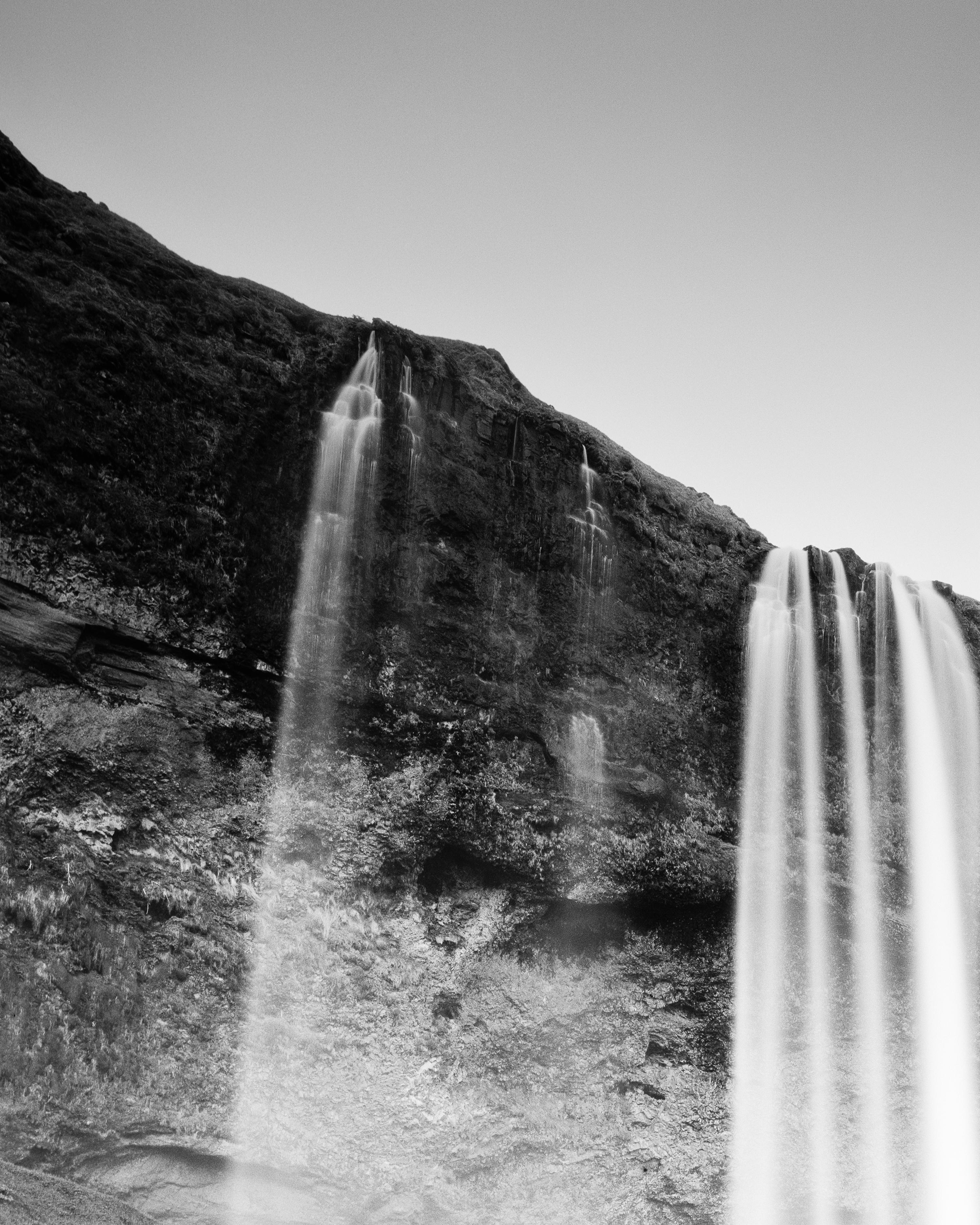 Seljalandsfoss, cascade, Islande, photographie de paysage aquatique en noir et blanc en vente 3