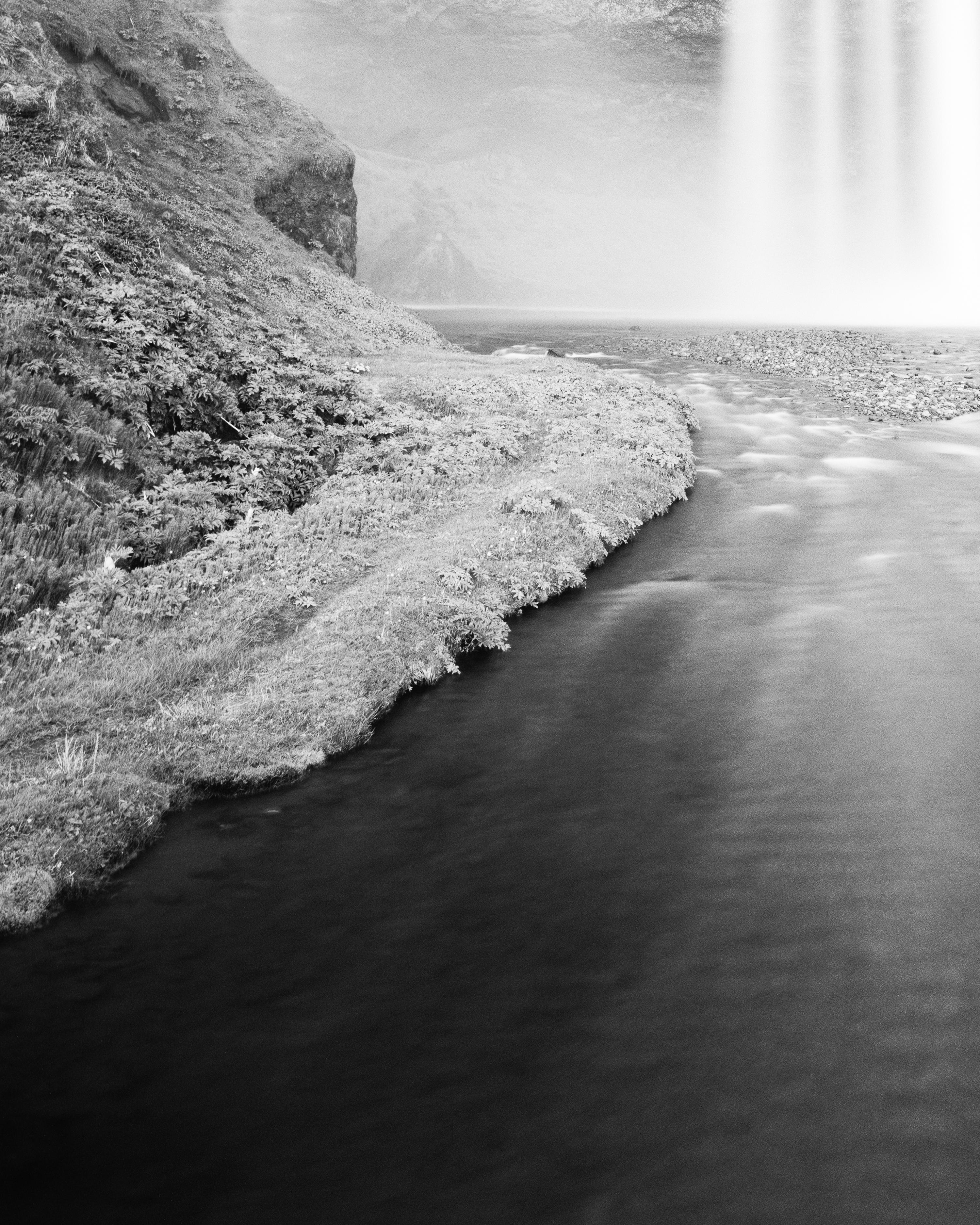 Seljalandsfoss, cascade, Islande, photographie de paysage aquatique en noir et blanc en vente 5