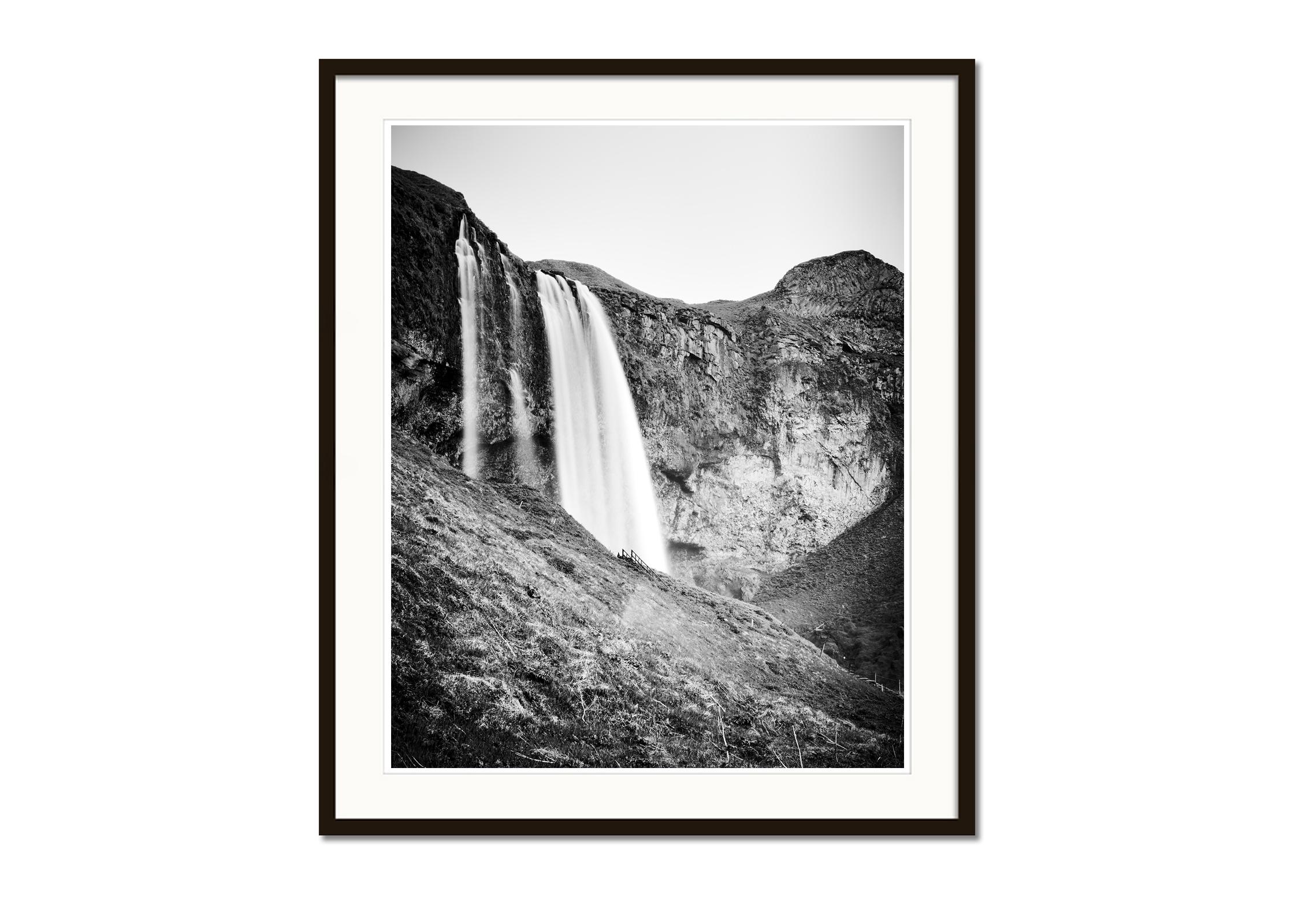 Seljalandsfoss, chute d'eau, Islande, photographie d'art en noir et blanc de paysage aquatique - Gris Landscape Photograph par Gerald Berghammer