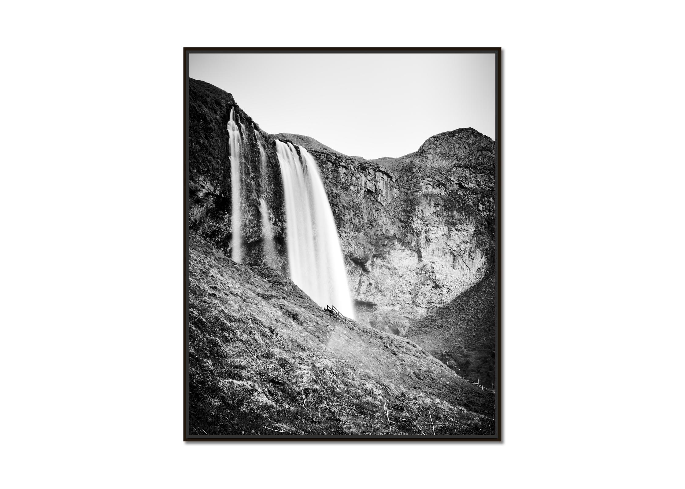 Seljalandsfoss, chute d'eau, Islande, photographie d'art en noir et blanc de paysage aquatique - Photograph de Gerald Berghammer