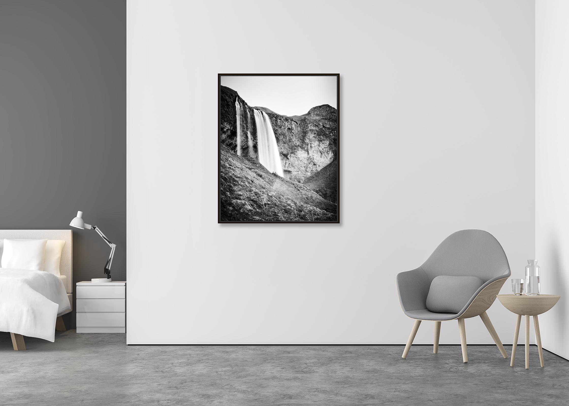 Seljalandsfoss, chute d'eau, Islande, photographie d'art en noir et blanc de paysage aquatique - Contemporain Photograph par Gerald Berghammer