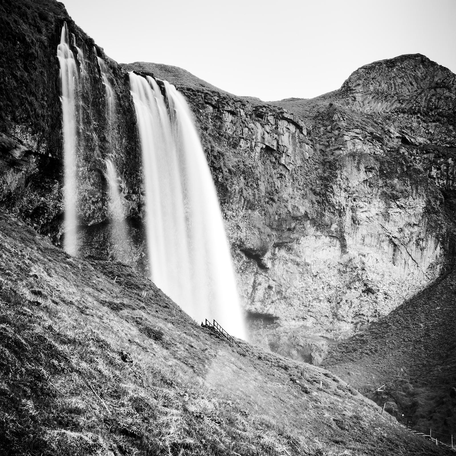Seljalandsfoss, chute d'eau, Islande, photographie d'art en noir et blanc de paysage aquatique en vente 3