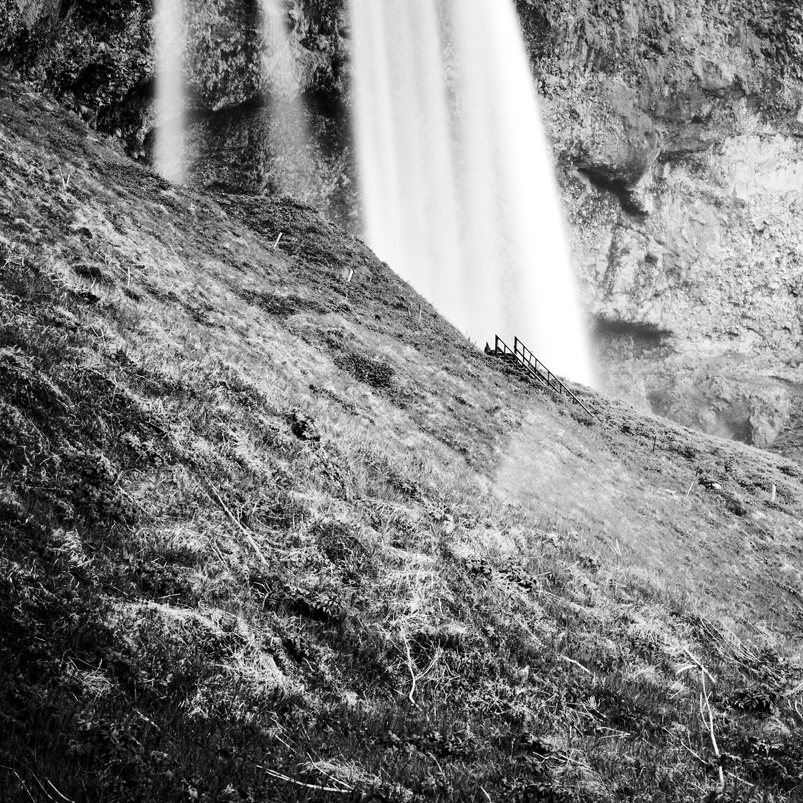 Seljalandsfoss, chute d'eau, Islande, photographie d'art en noir et blanc de paysage aquatique en vente 5