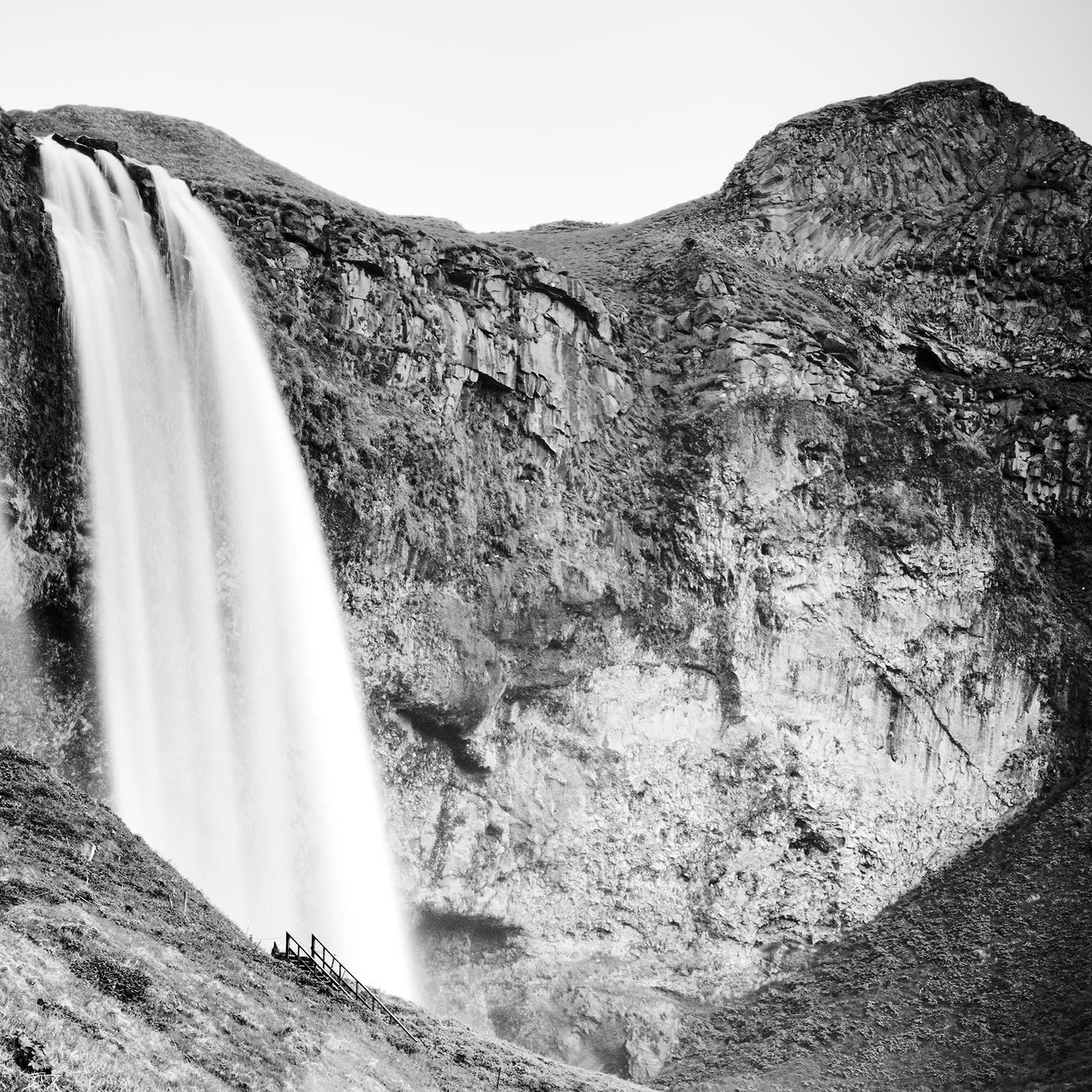 Seljalandsfoss, chute d'eau, Islande, photographie d'art en noir et blanc de paysage aquatique en vente 4