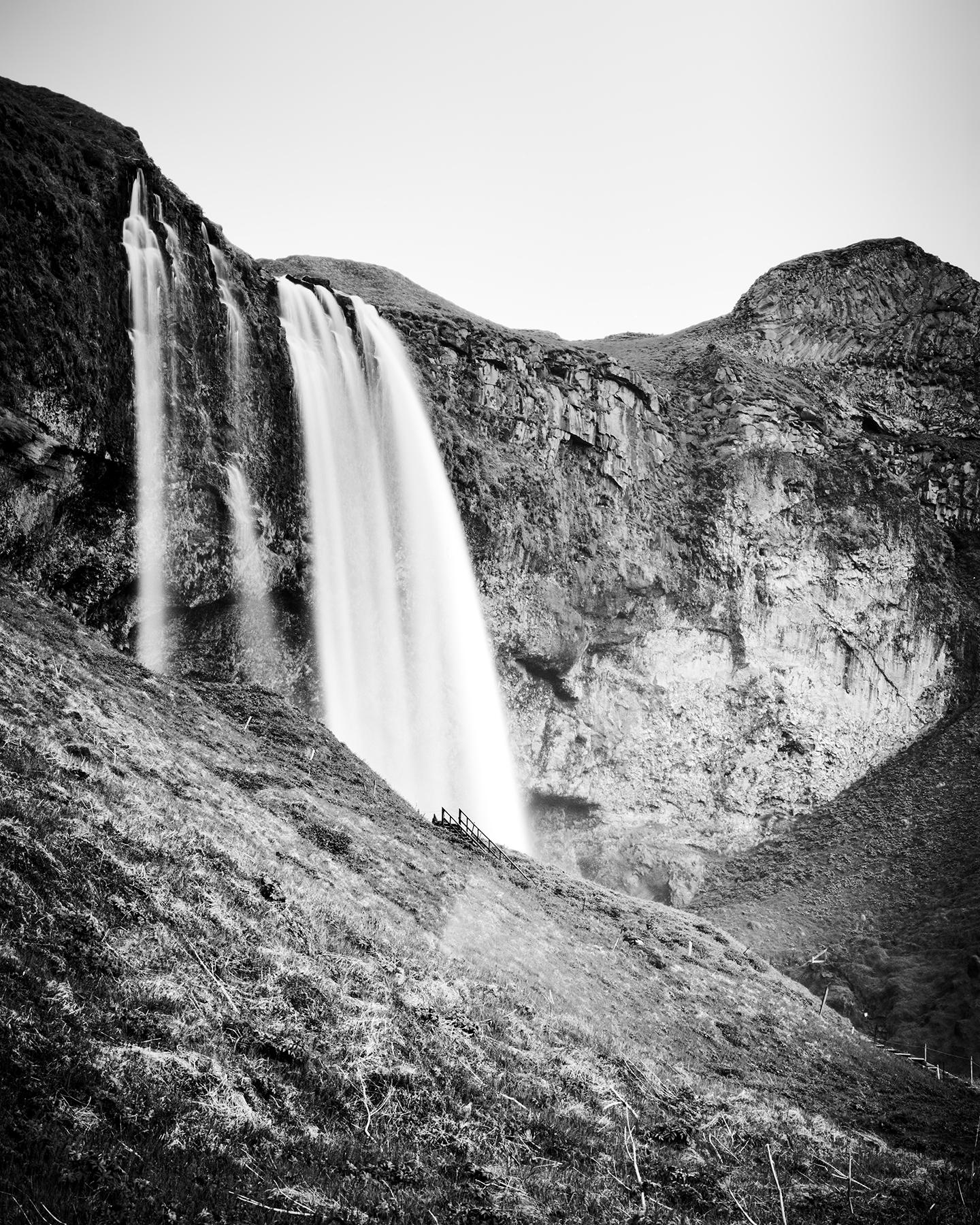 Landscape Photograph Gerald Berghammer - Seljalandsfoss, chute d'eau, Islande, photographie d'art en noir et blanc de paysage aquatique