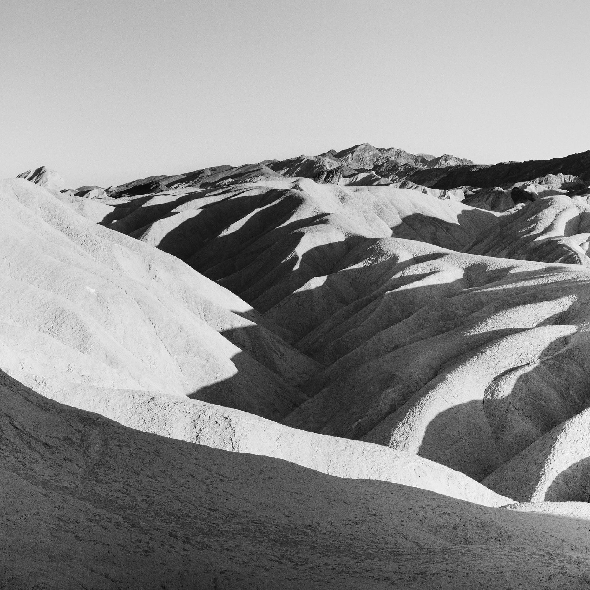 Shadow Mountains, Vallée de la Mort, USA, photographie noir et blanc, paysage, art en vente 5