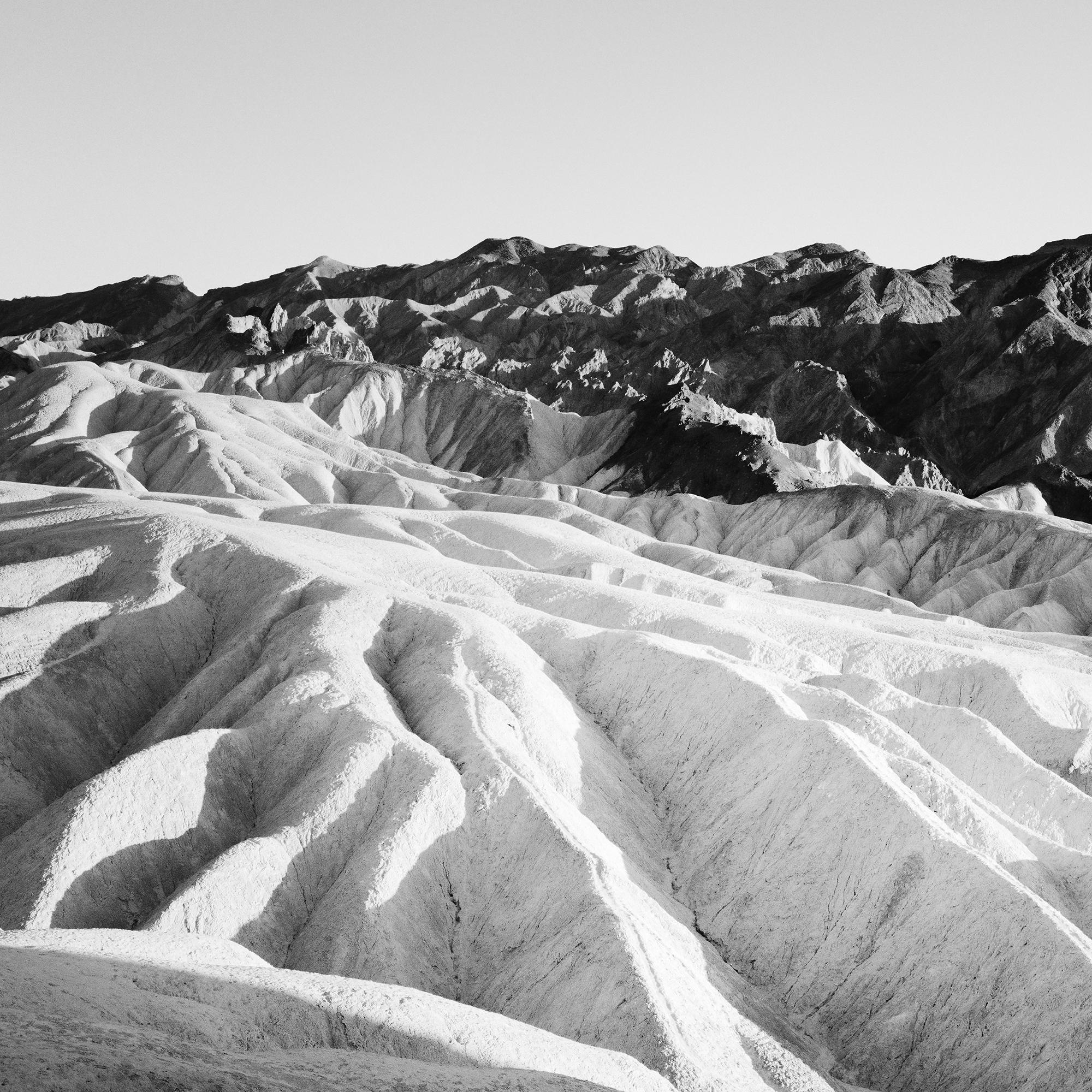 Shadow Mountains, Vallée de la Mort, USA, photographie noir et blanc, paysage, art en vente 6