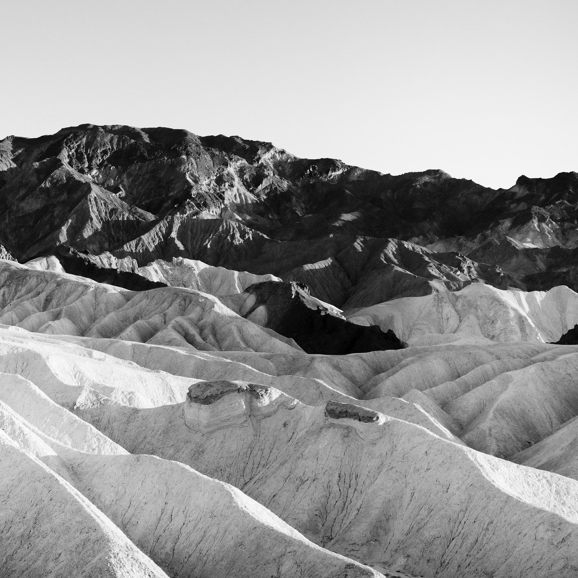 Shadow Mountains, Vallée de la Mort, USA, photographie noir et blanc, paysage, art en vente 7