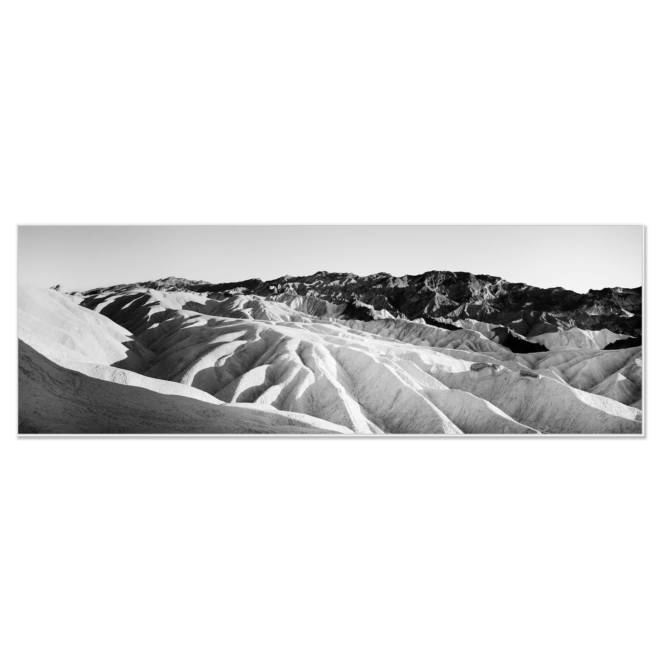 Shadow Mountains, Vallée de la Mort, USA, photographie noir et blanc, paysage, art - Photograph de Gerald Berghammer