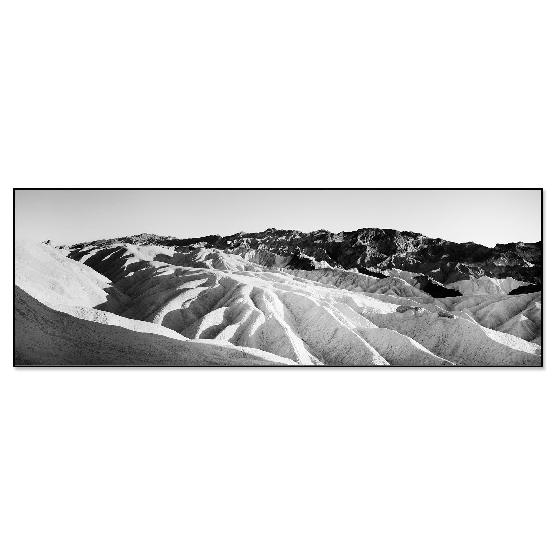 Shadow Mountains, Vallée de la Mort, USA, photographie noir et blanc, paysage, art - Contemporain Photograph par Gerald Berghammer