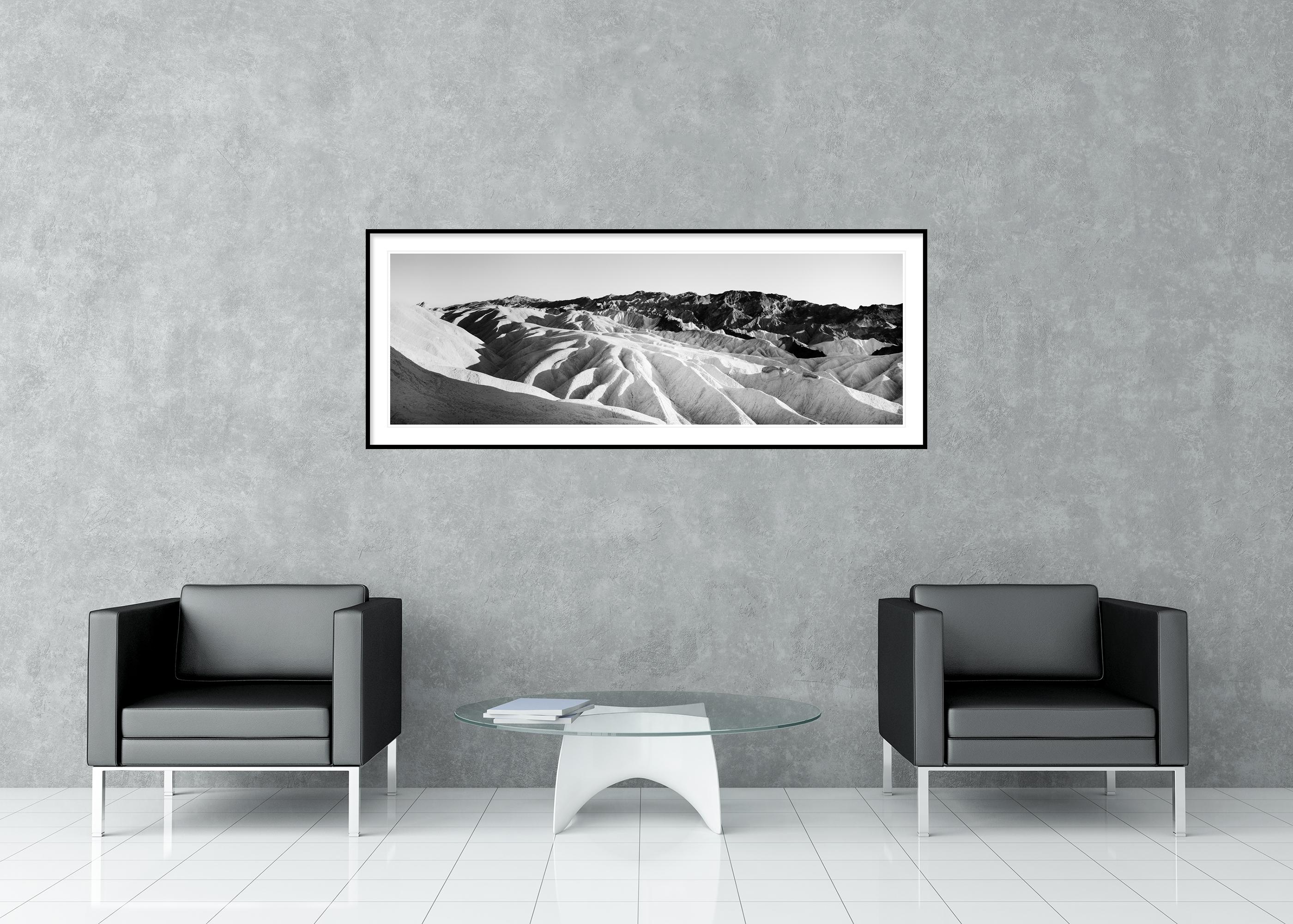 Shadow Mountains, Vallée de la Mort, USA, photographie noir et blanc, paysage, art en vente 2