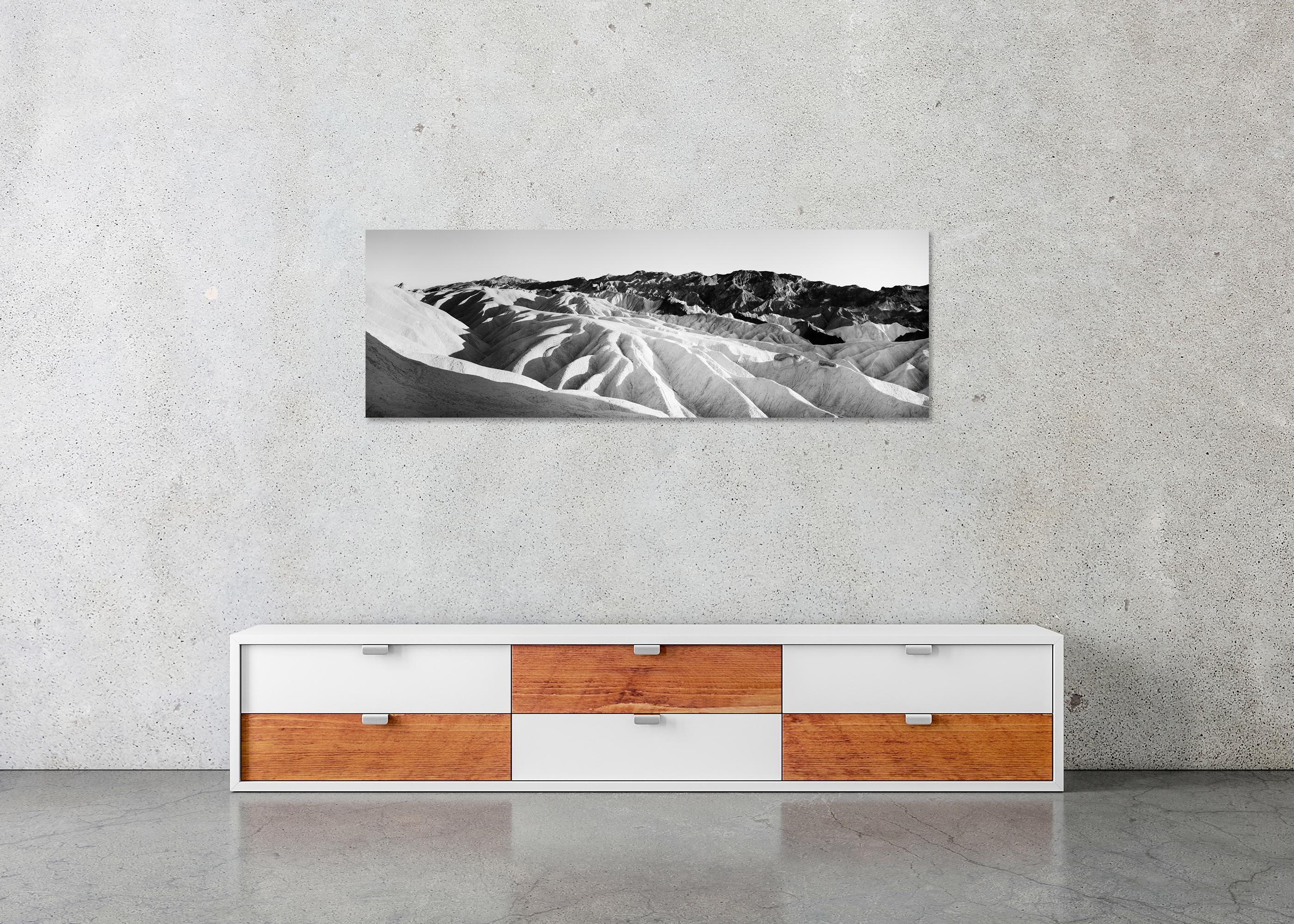 Shadow Mountains, Vallée de la Mort, USA, photographie noir et blanc, paysage, art en vente 4