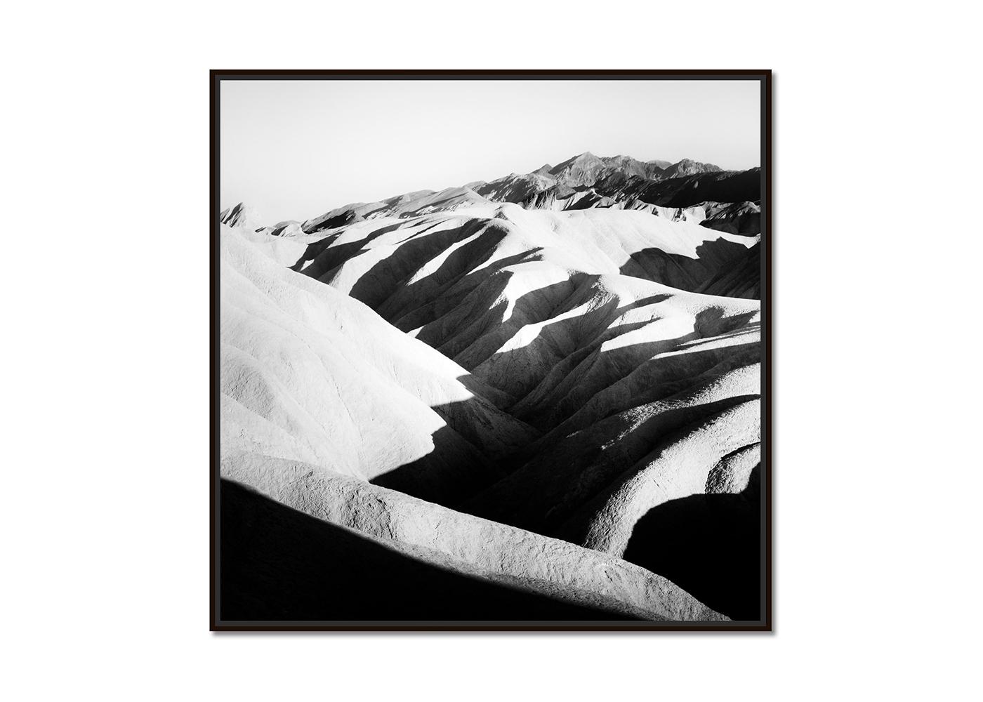 Montañas Sombrías, EE.UU., Valle de la Muerte, fotografía en blanco y negro, edición limitada - Photograph de Gerald Berghammer