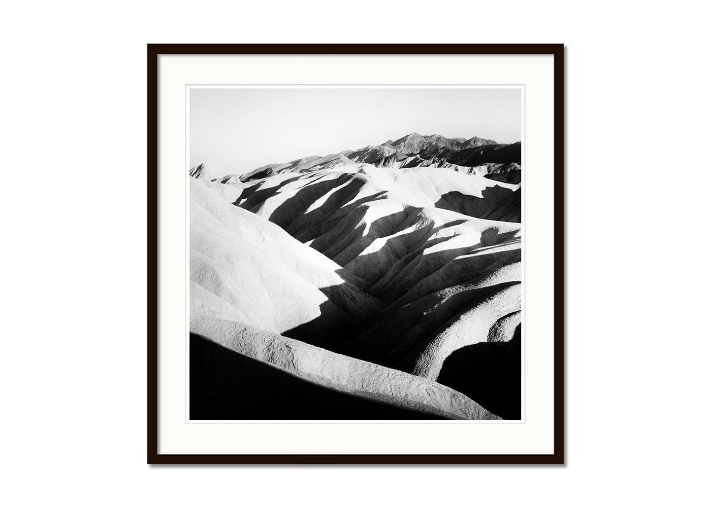 Montañas Sombrías, EE.UU., Valle de la Muerte, fotografía en blanco y negro, edición limitada - Black and White Photograph Gris de Gerald Berghammer