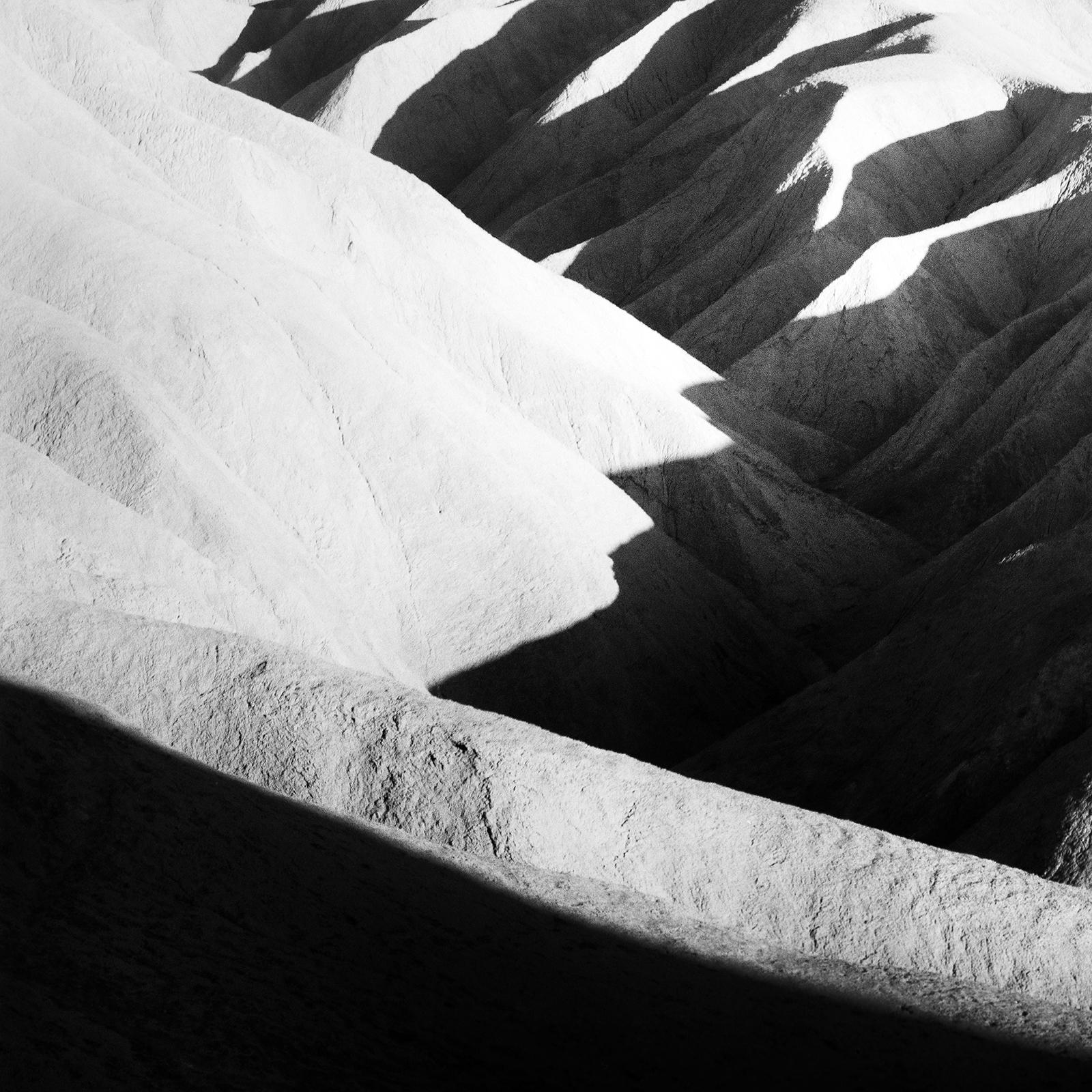 Montañas Sombrías, EE.UU., Valle de la Muerte, fotografía en blanco y negro, edición limitada en venta 3