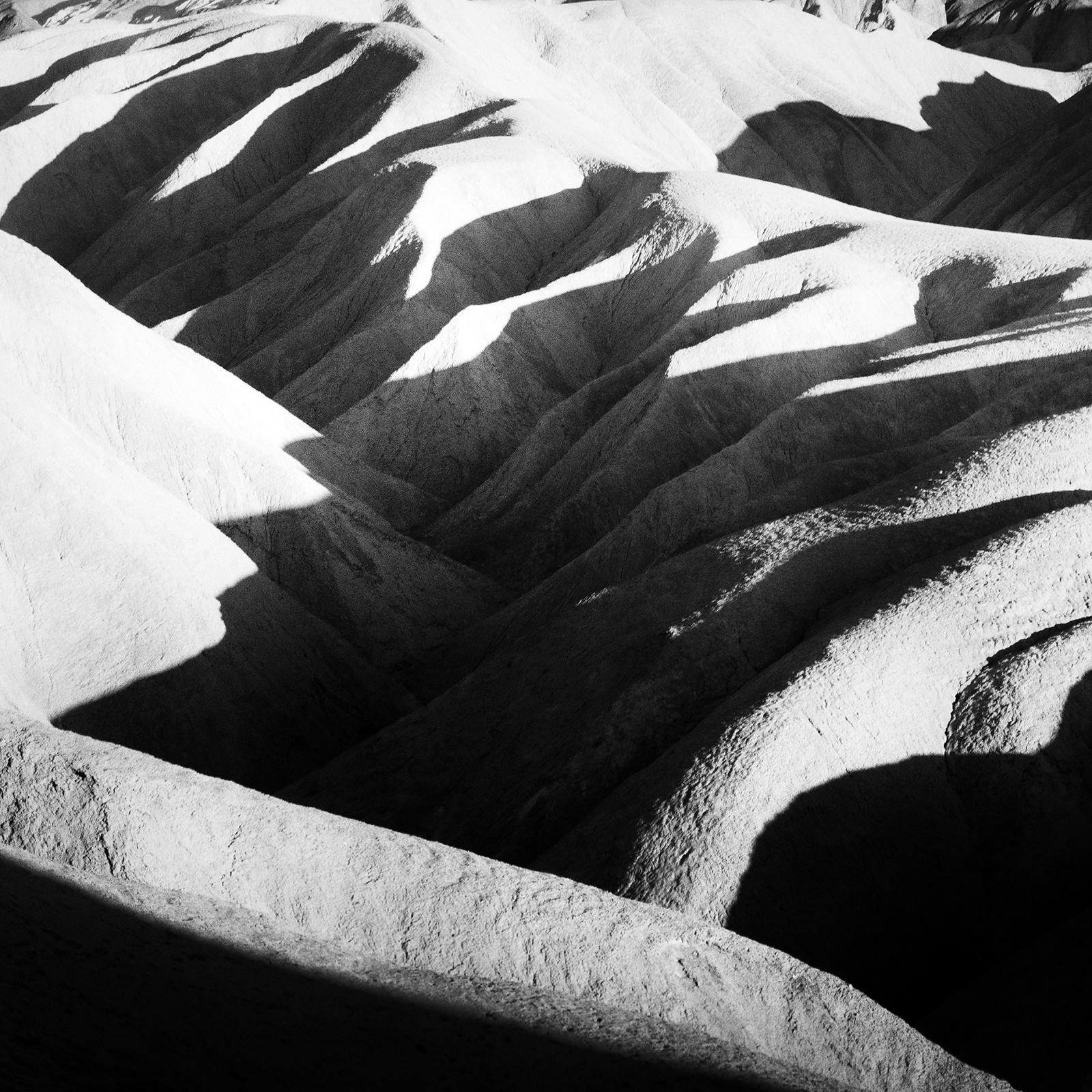 Montañas Sombrías, EE.UU., Valle de la Muerte, fotografía en blanco y negro, edición limitada en venta 4