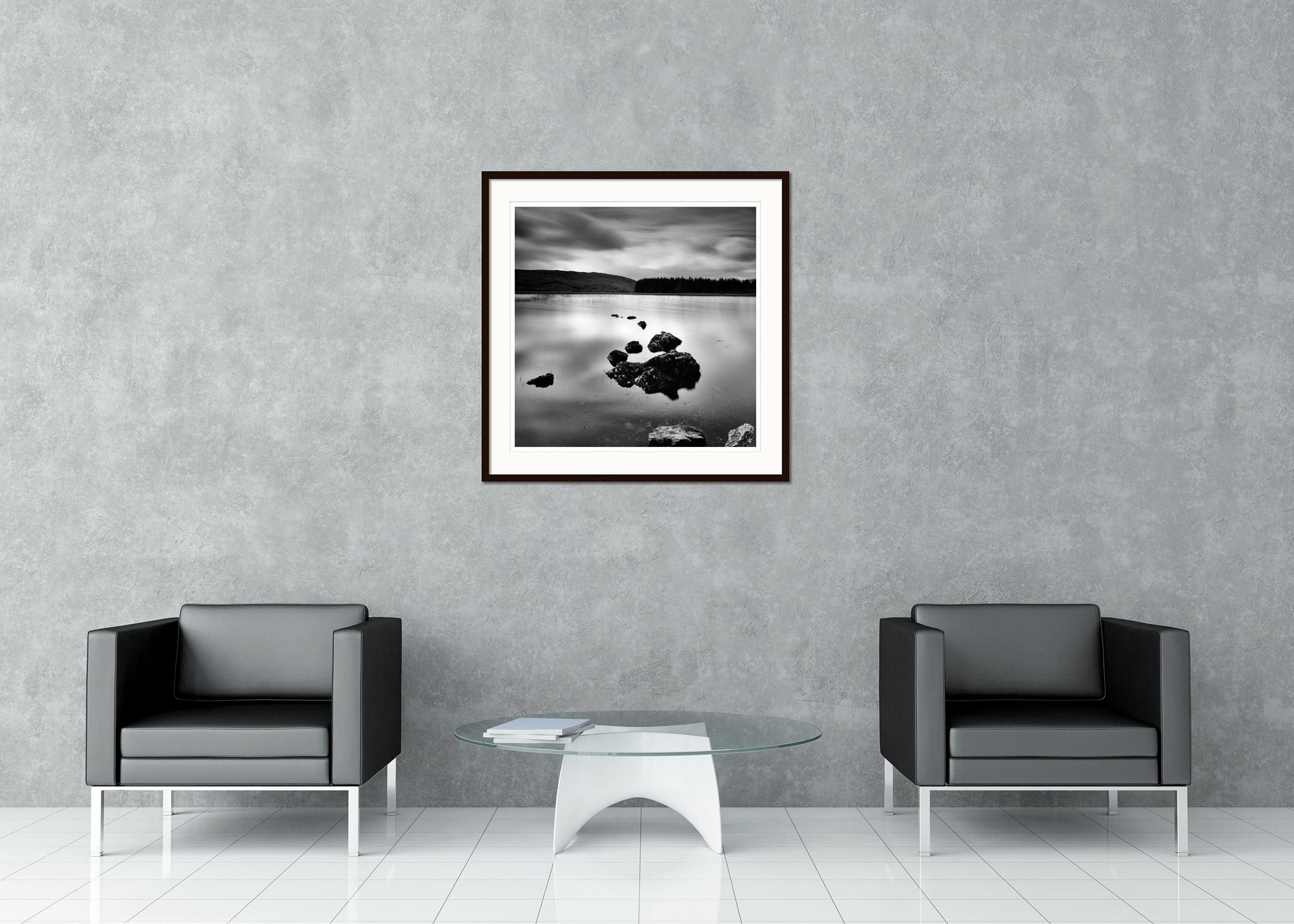 Fotografía artística en blanco y negro de larga exposición de paisajes acuáticos. Lago de montaña en las tierras altas de Escocia. Impresión en tinta de pigmento de archivo, edición de 9. Firmada, titulada, fechada y numerada por el artista.