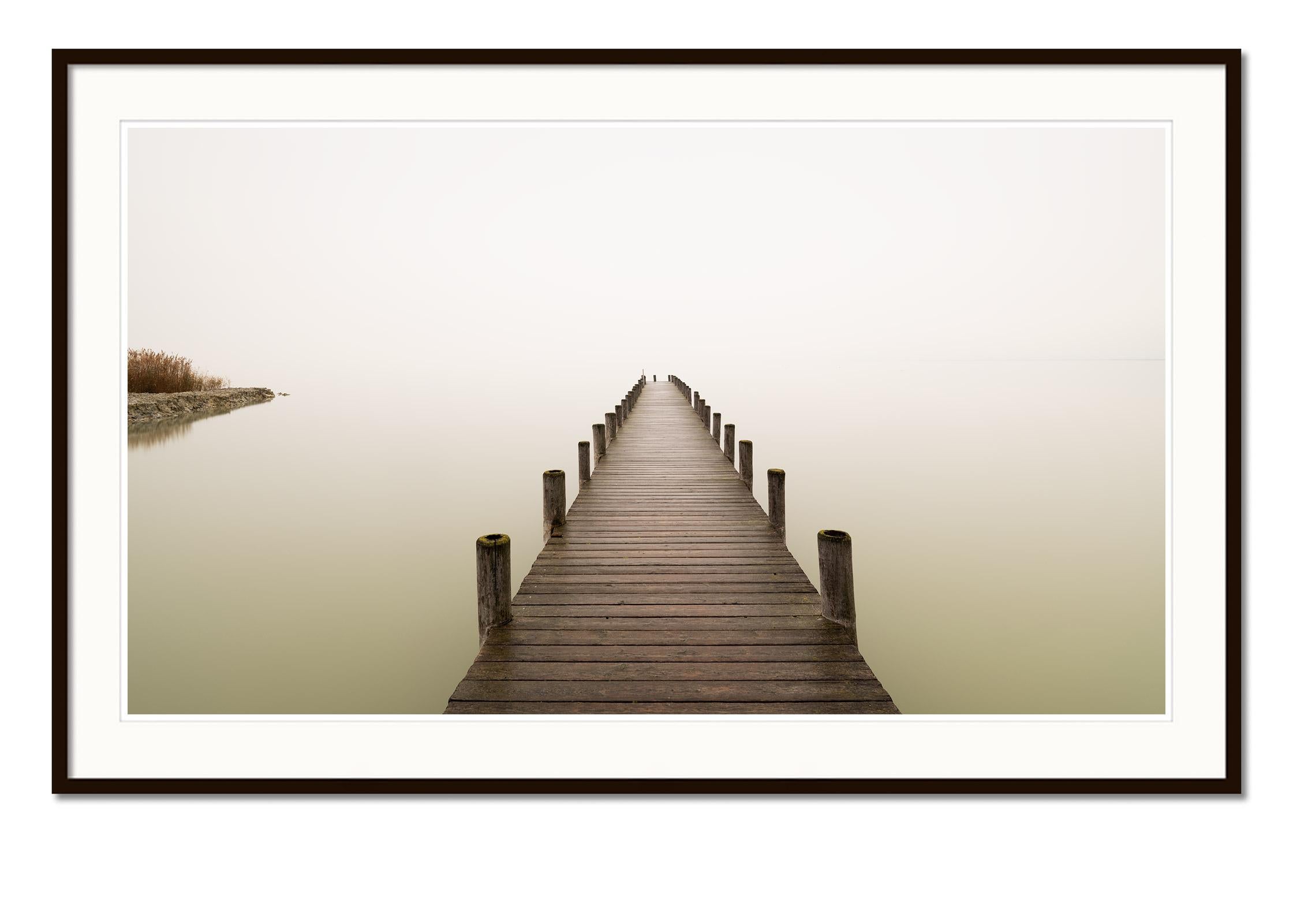 Silent Lake, Farbfotografie, Langzeitbelichtung, Meereslandschaft, limitierte Auflage (Beige), Landscape Photograph, von Gerald Berghammer
