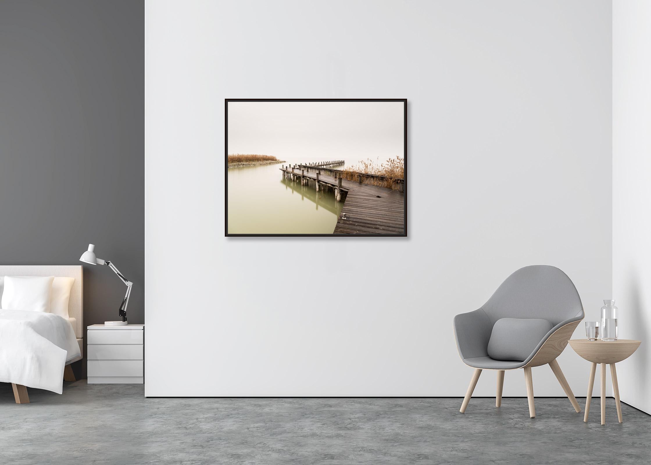 Silent Lake, nebliges Morgen, Pfeil, Farbfotograpie, Landschaft, limitierte Auflage (Zeitgenössisch), Photograph, von Gerald Berghammer