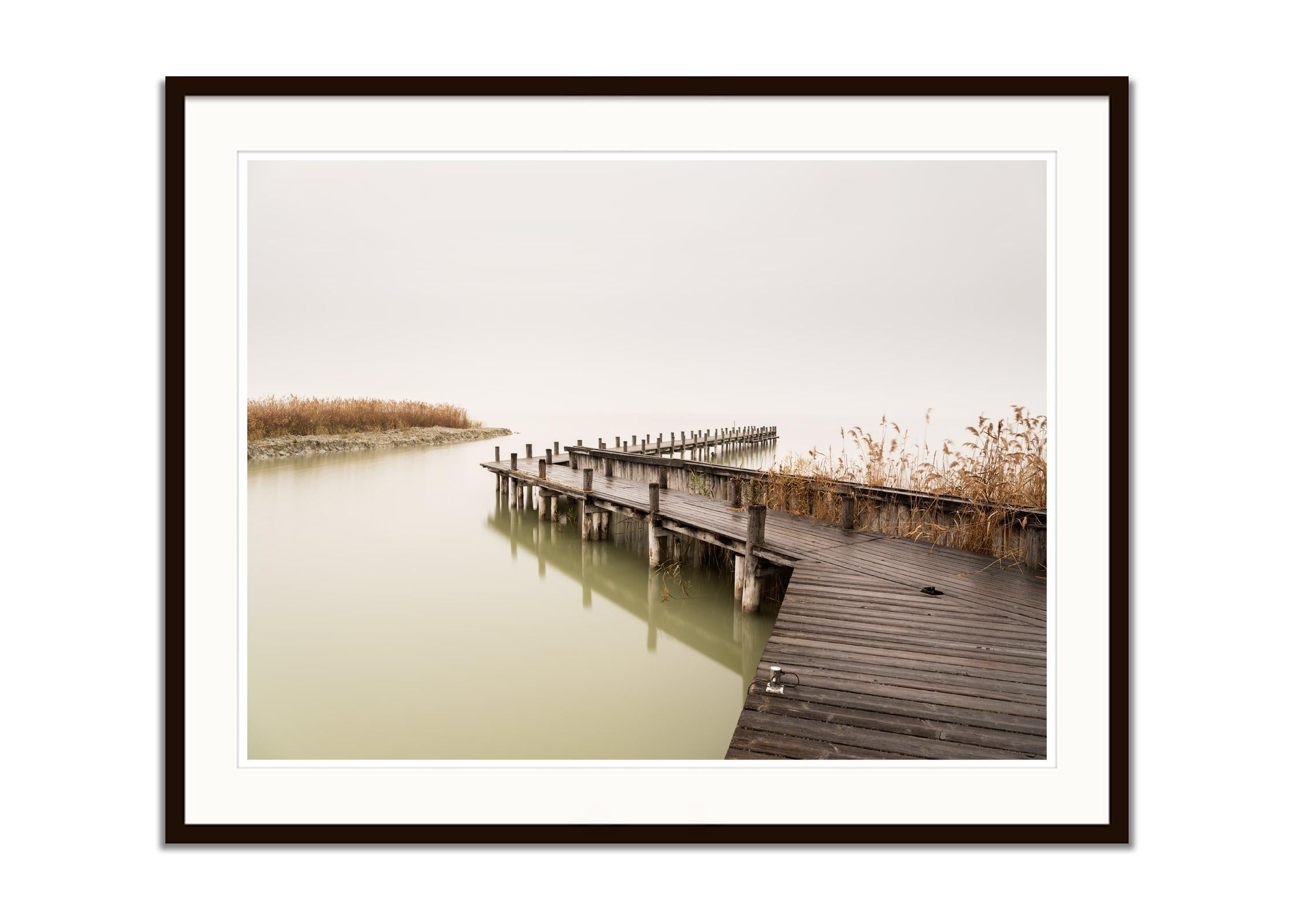 Silent Lake, nebliges Morgen, Pfeil, Farbfotograpie, Landschaft, limitierte Auflage (Beige), Color Photograph, von Gerald Berghammer