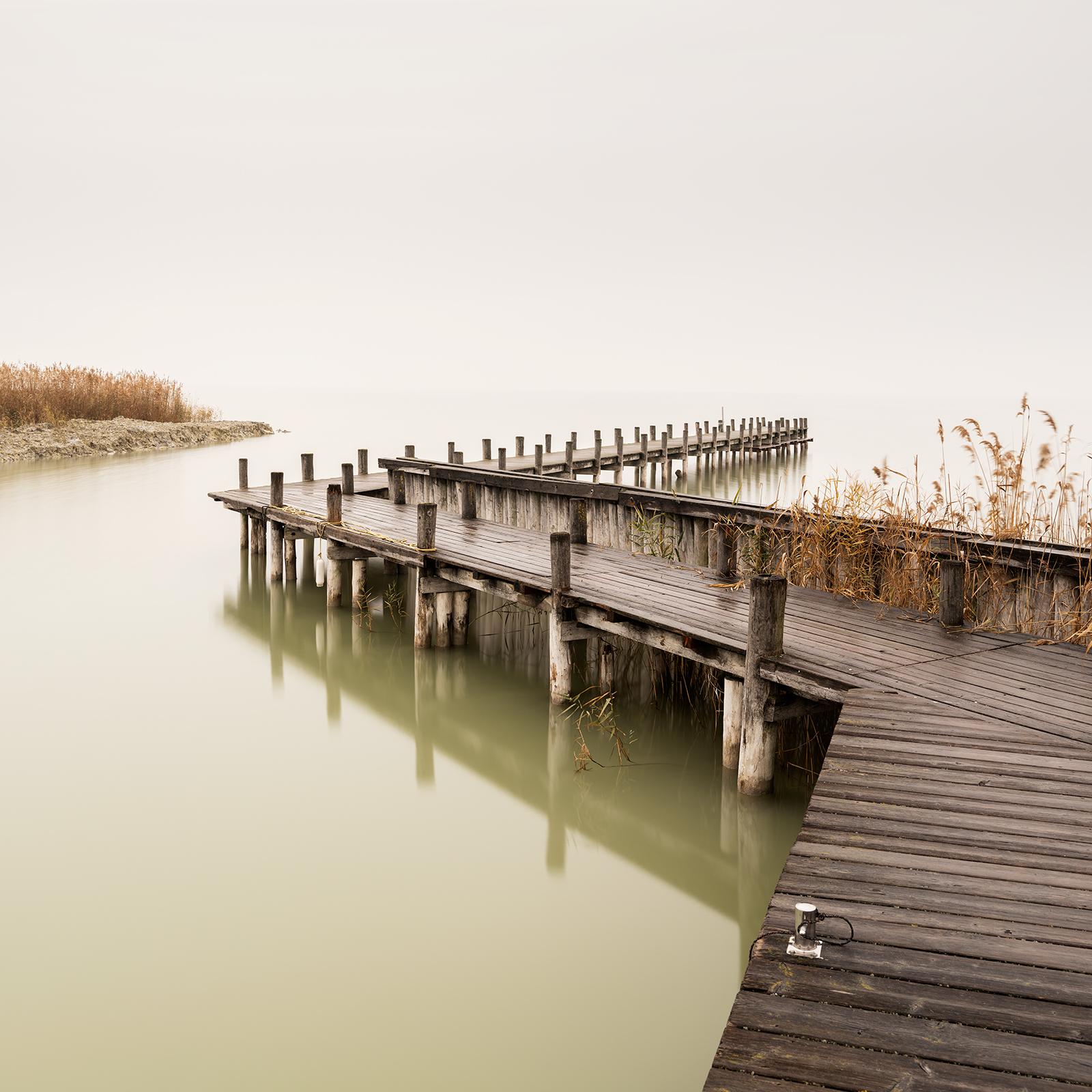 Silent Lake, nebliges Morgen, Pfeil, Farbfotograpie, Landschaft, limitierte Auflage im Angebot 3