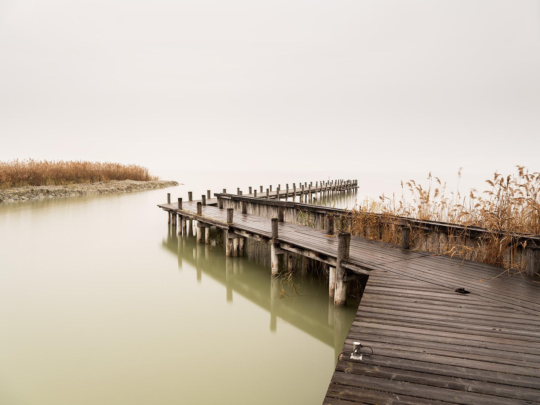 Gerald Berghammer Color Photograph – Silent Lake, nebliges Morgen, Pfeil, Farbfotograpie, Landschaft, limitierte Auflage