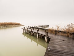 Lago Silencioso, Mañana de niebla, Muelle, fotografía en color, paisaje, edición limitada